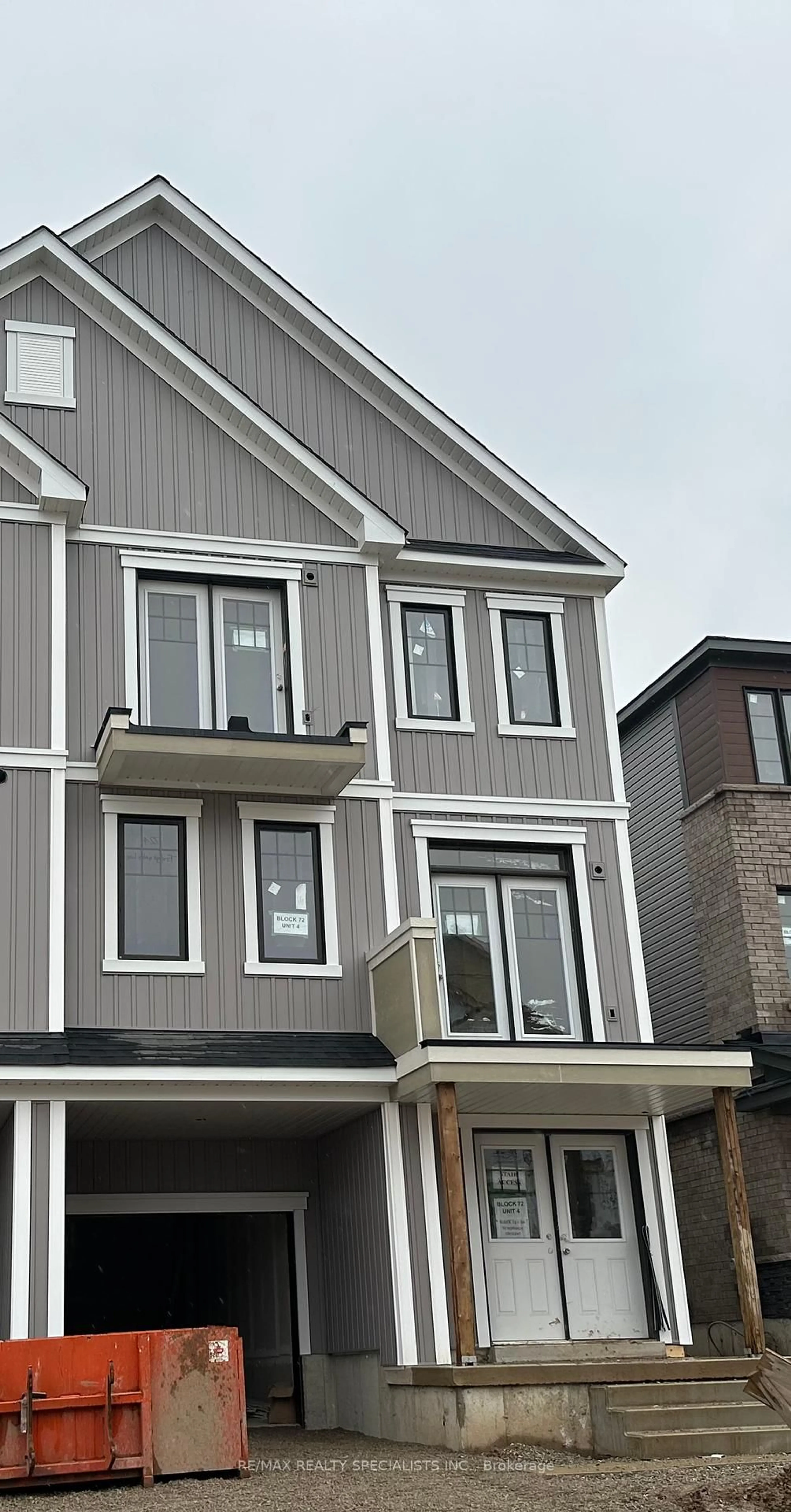 Home with vinyl exterior material, building for 92 Norwich Cres, Haldimand Ontario N3W 1N7