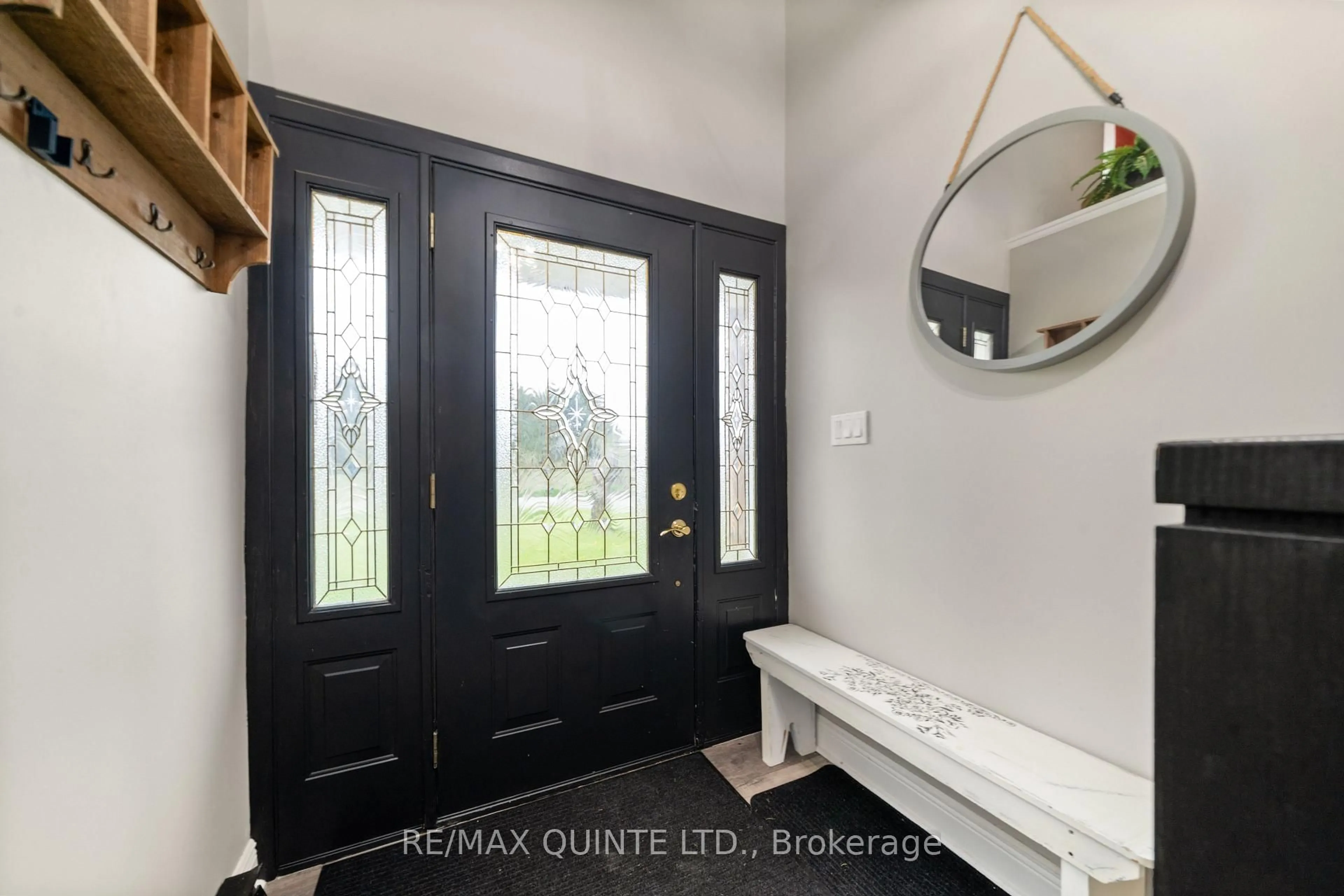 Indoor entryway for 32 McMurray Rd, Quinte West Ontario K8V 6A4