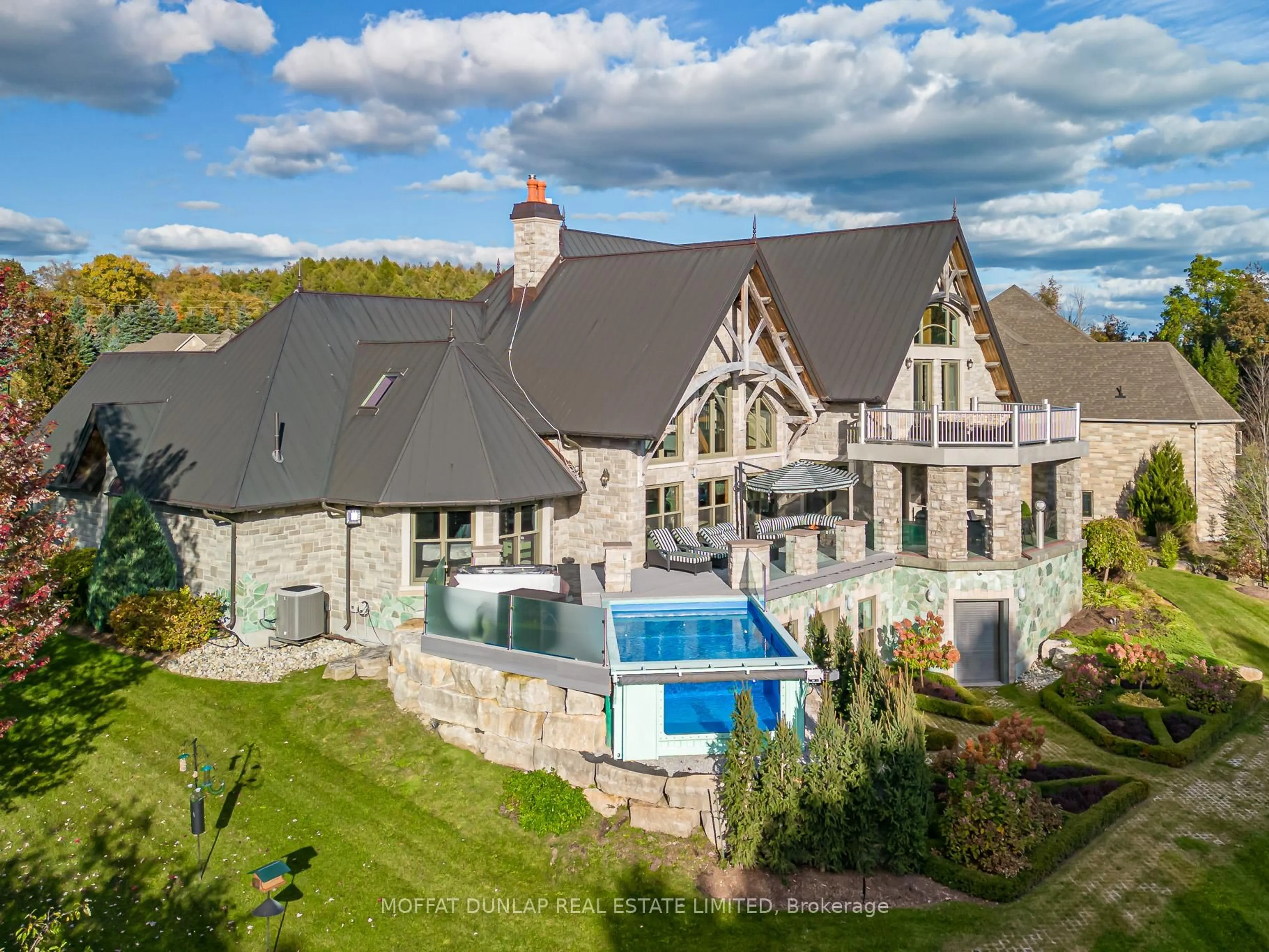 A pic from outside/outdoor area/front of a property/back of a property/a pic from drone, unknown for 35 Daymond Dr, Puslinch Ontario N0B 2J0