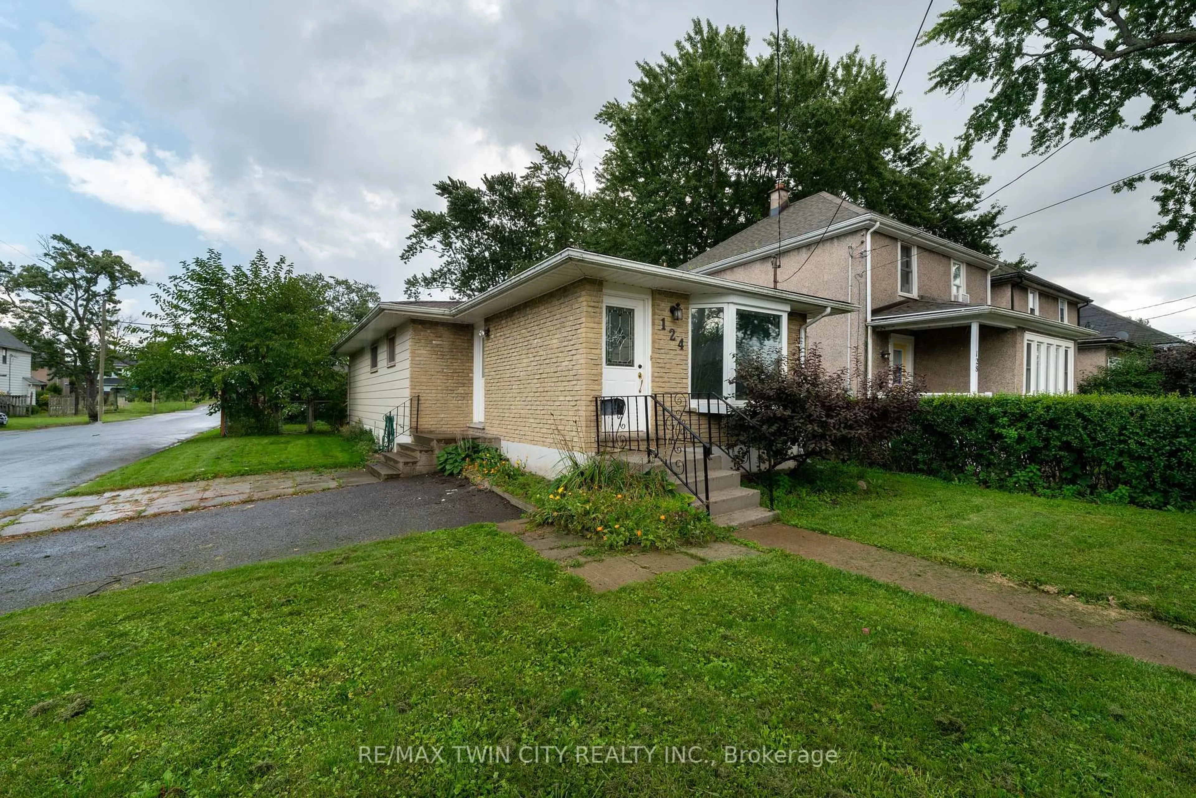 A pic from outside/outdoor area/front of a property/back of a property/a pic from drone, street for 124 Oakland Ave, Welland Ontario L3C 2C3