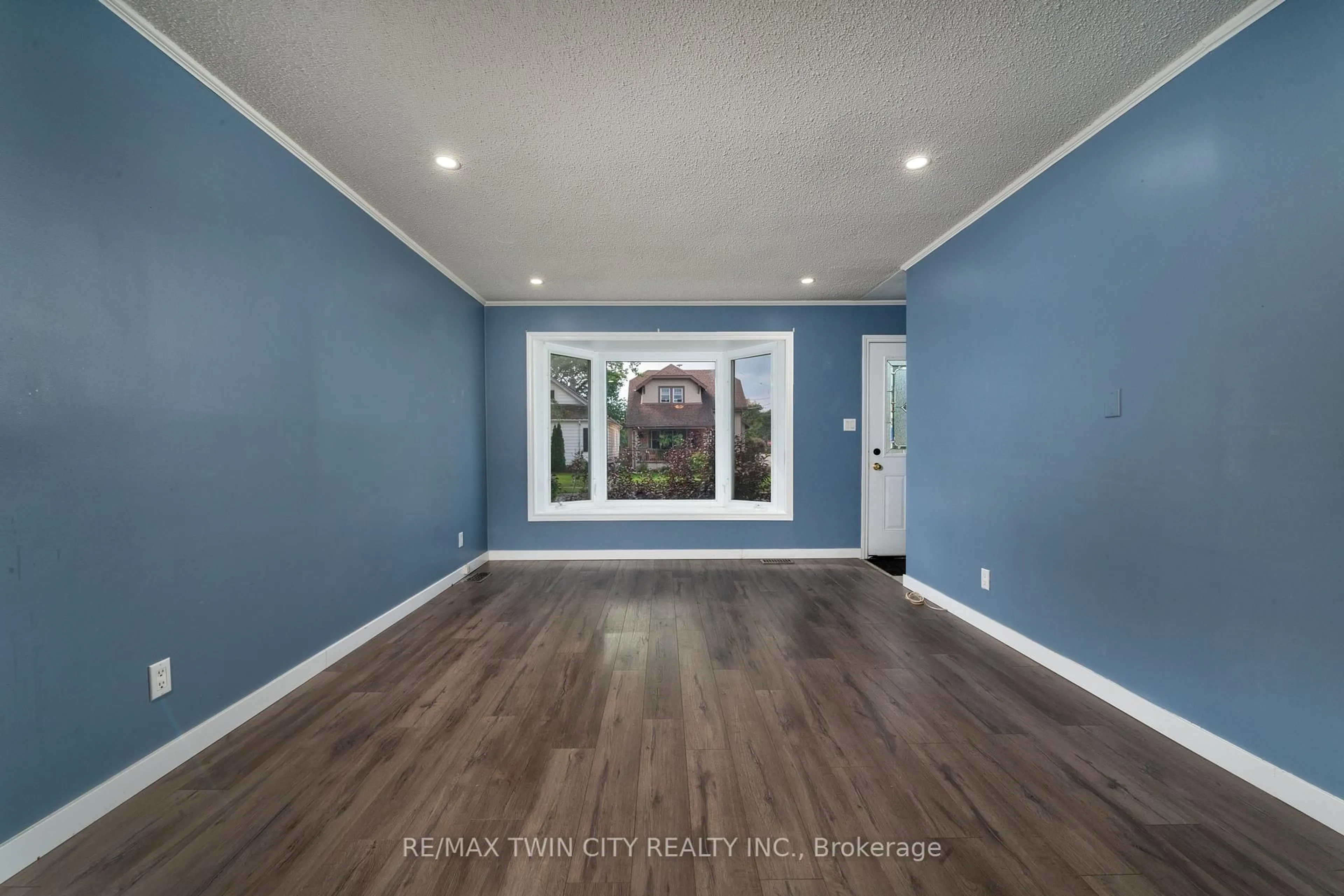 Indoor entryway for 124 Oakland Ave, Welland Ontario L3C 2C3