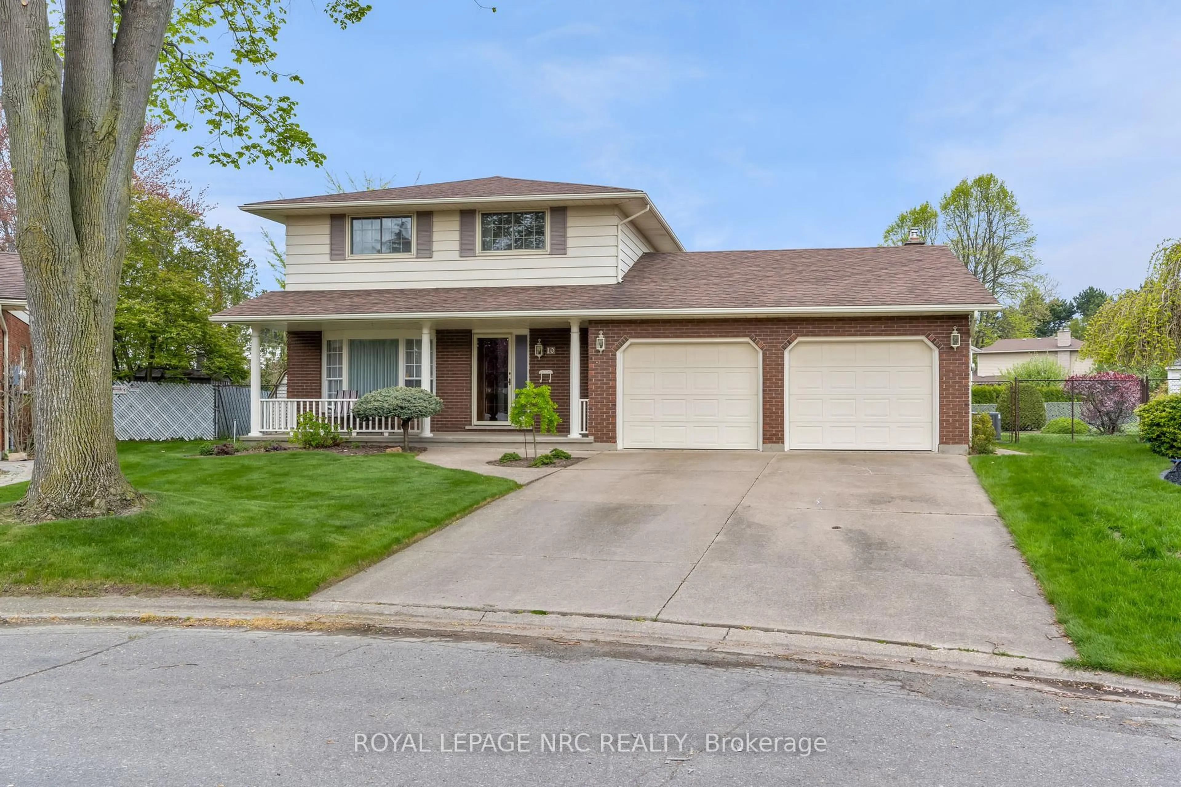 Home with vinyl exterior material, street for 10 Wendover Pl, St. Catharines Ontario L2N 6T9