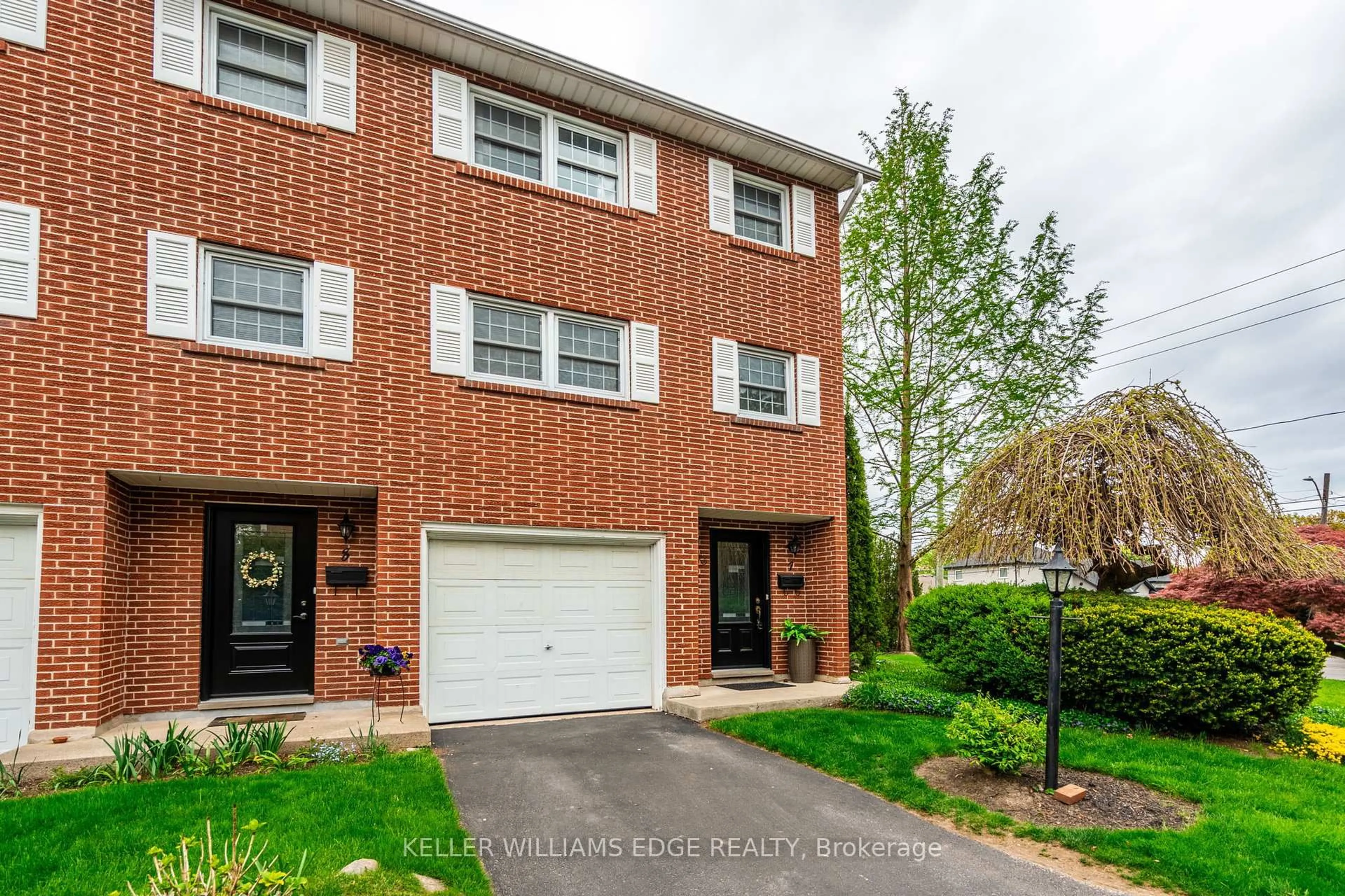Home with brick exterior material, street for 91 Livingston Ave #7, Grimsby Ontario L3M 1L4