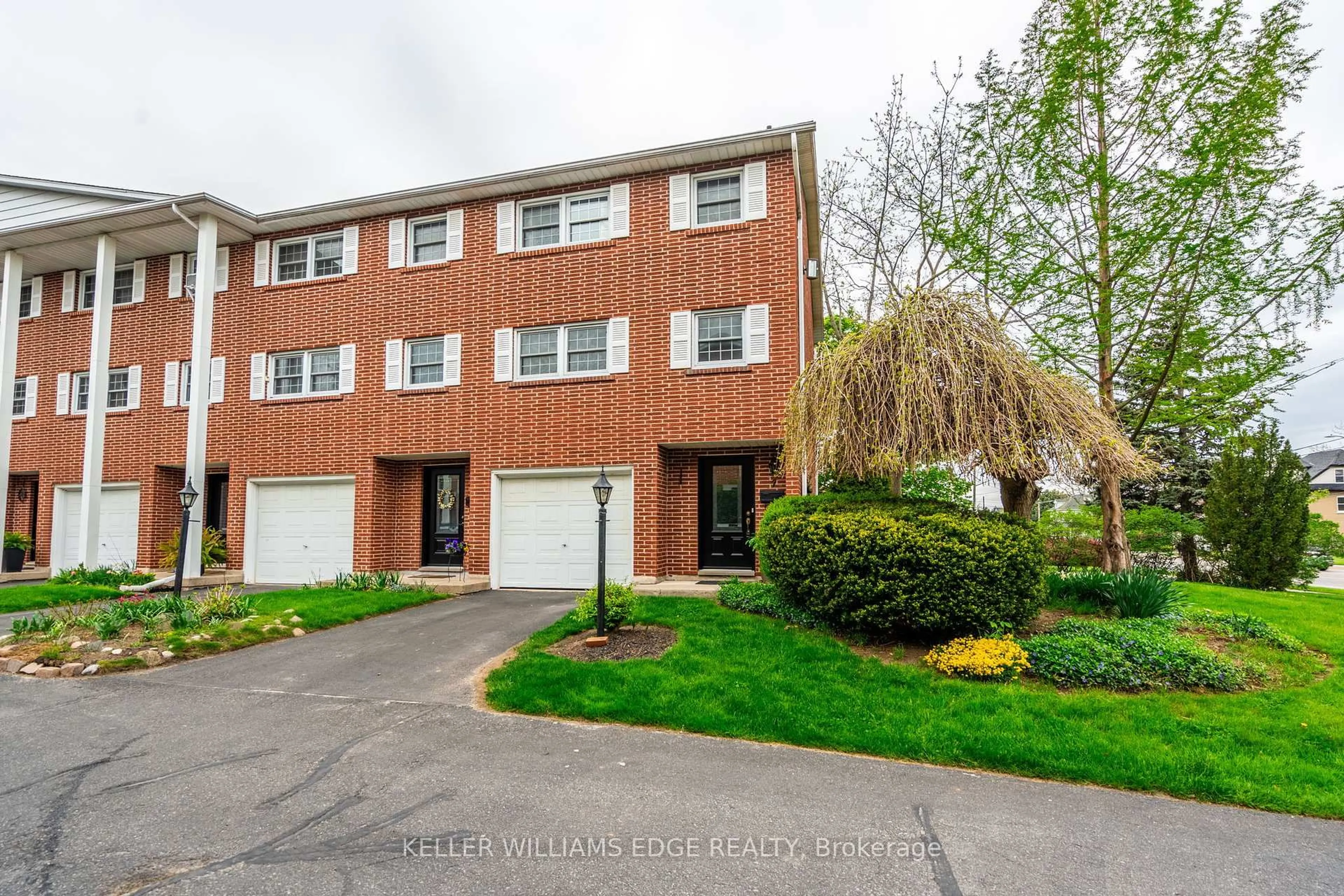 A pic from outside/outdoor area/front of a property/back of a property/a pic from drone, street for 91 Livingston Ave #7, Grimsby Ontario L3M 1L4
