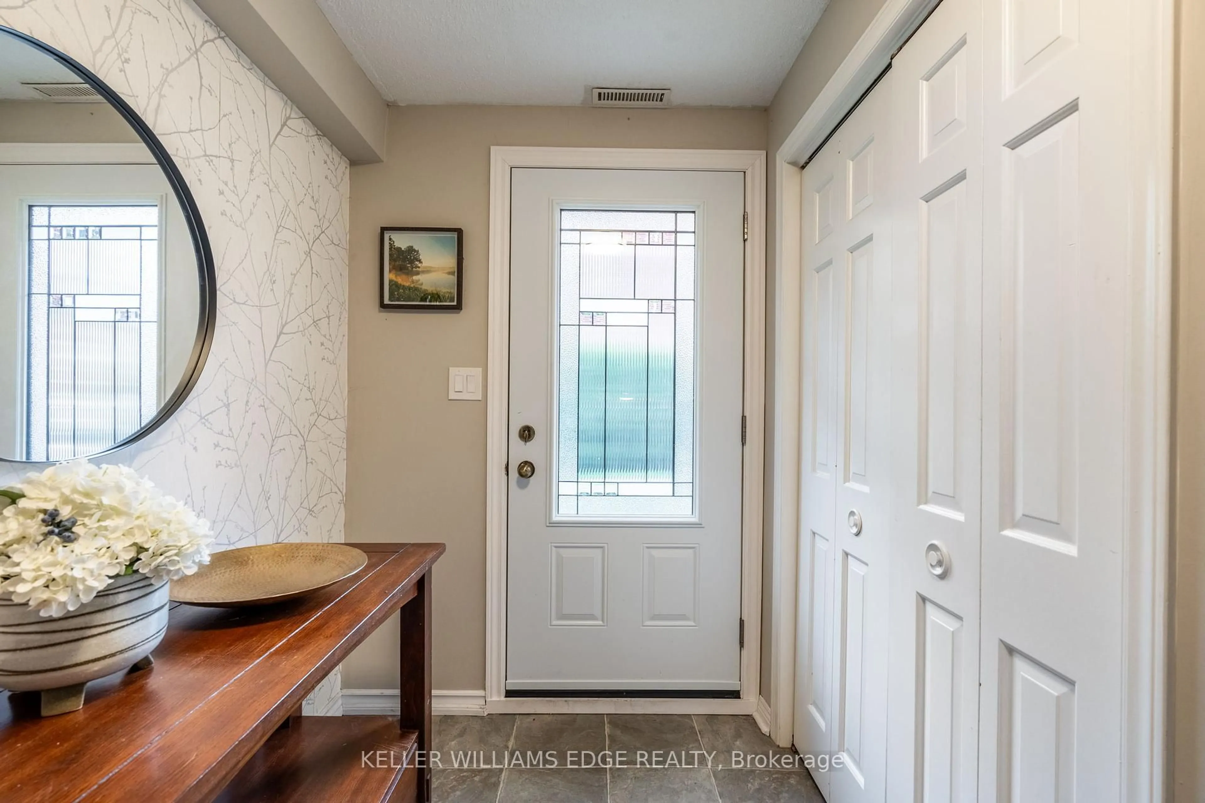 Indoor entryway for 91 Livingston Ave #7, Grimsby Ontario L3M 1L4