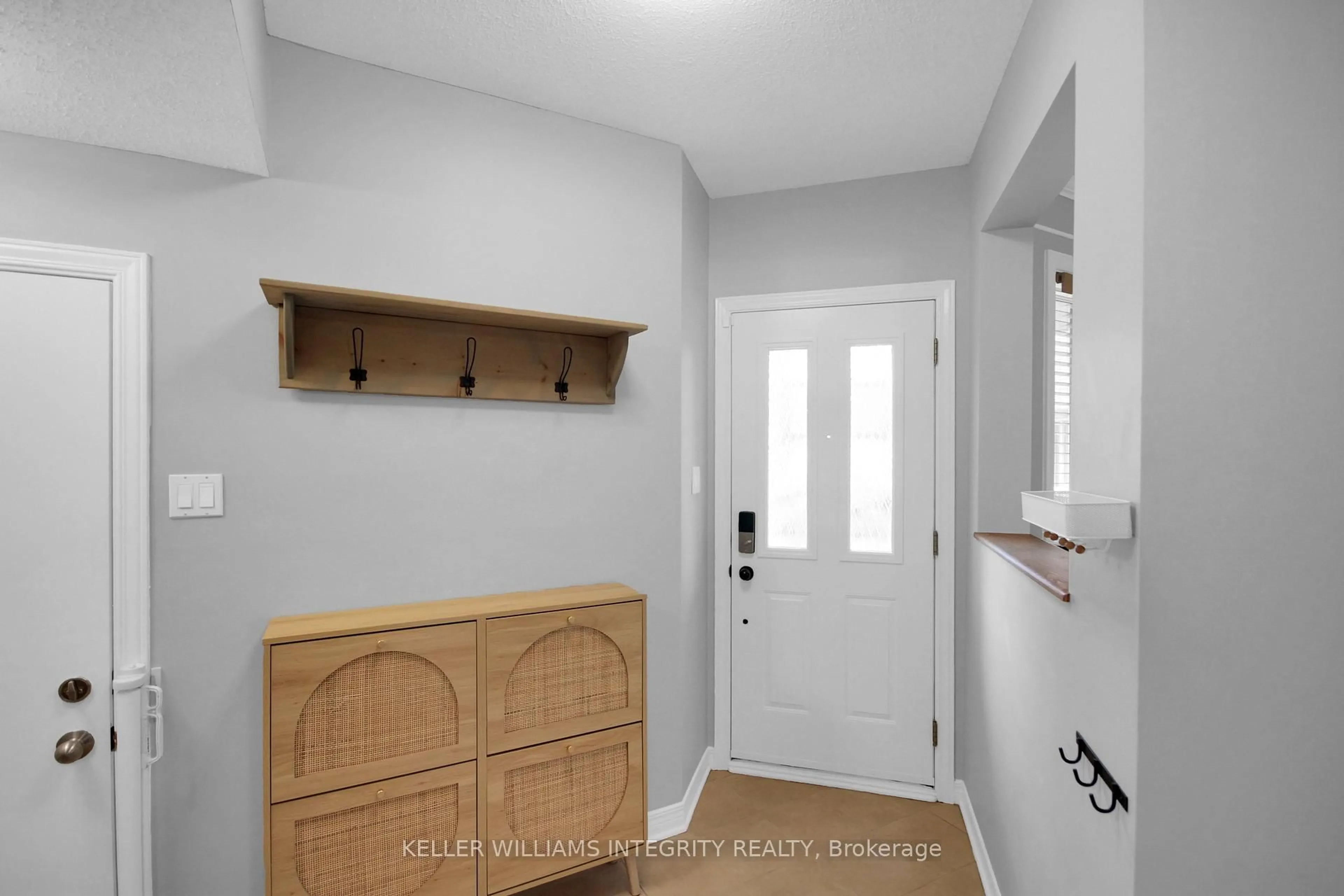 Indoor entryway for 145 Hunterswood Cres, Ottawa Ontario K1G 5W1