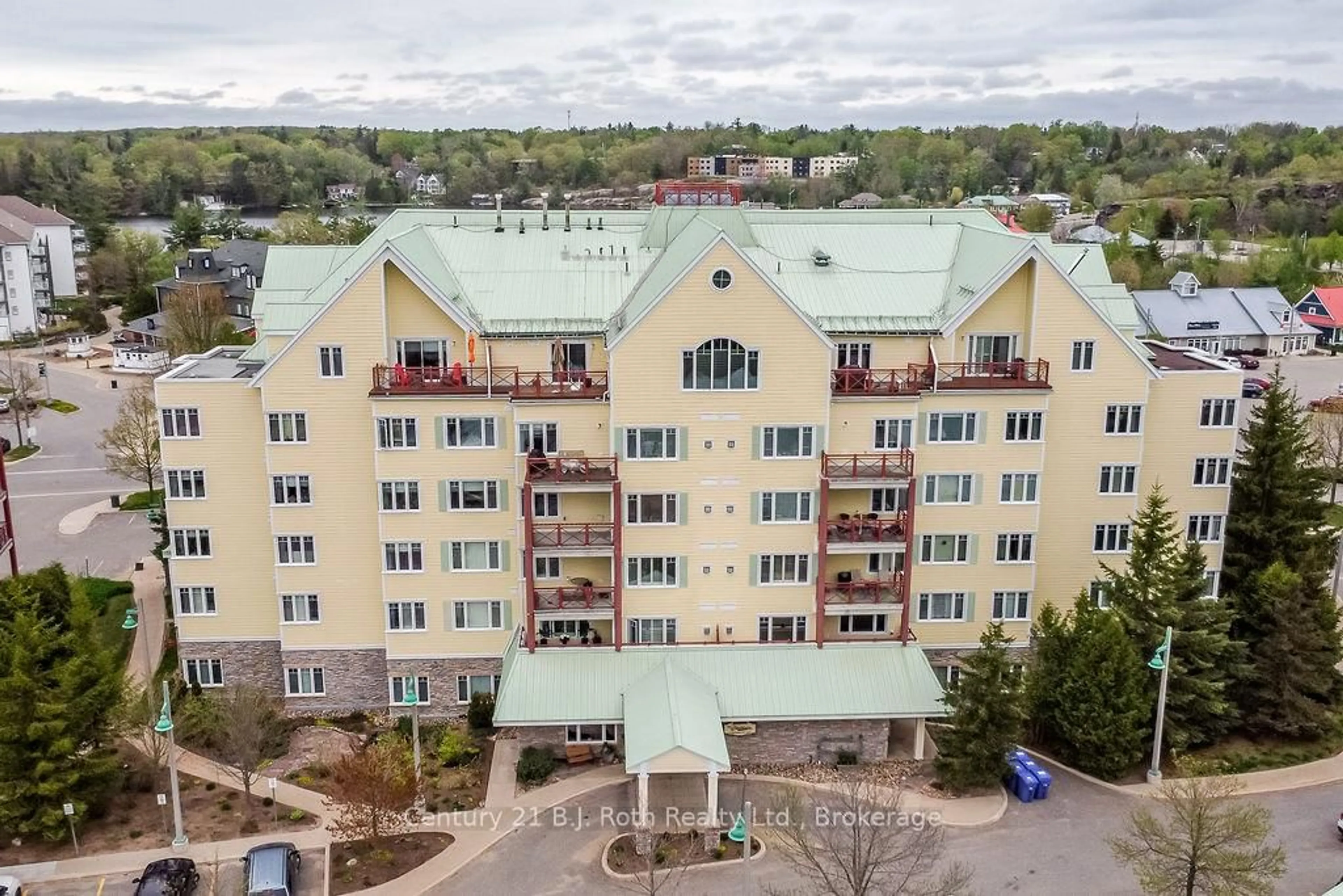 A pic from outside/outdoor area/front of a property/back of a property/a pic from drone, building for 110 Steamship Bay Rd #507, Gravenhurst Ontario P1P 1Z9