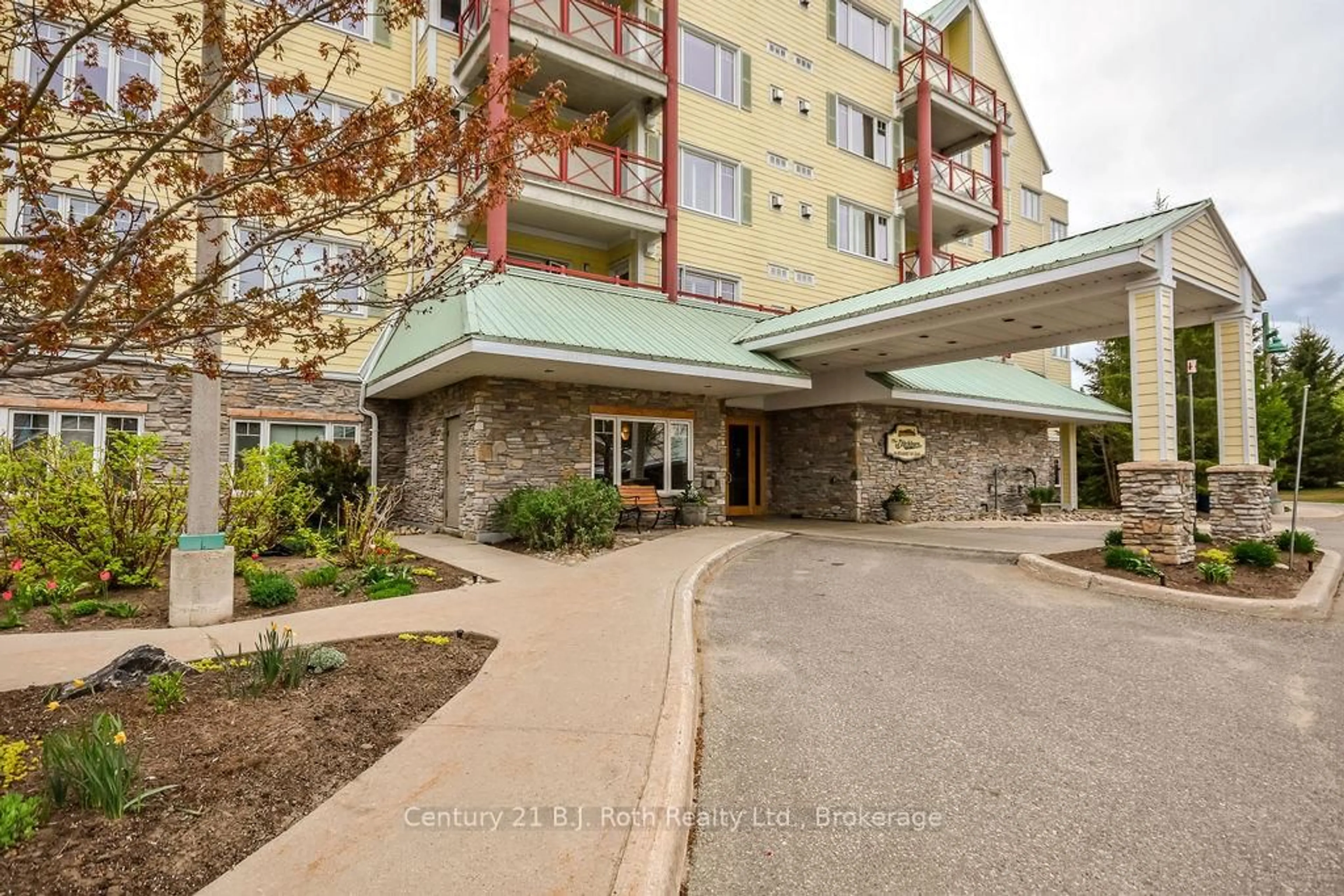 Patio, building for 110 Steamship Bay Rd #507, Gravenhurst Ontario P1P 1Z9
