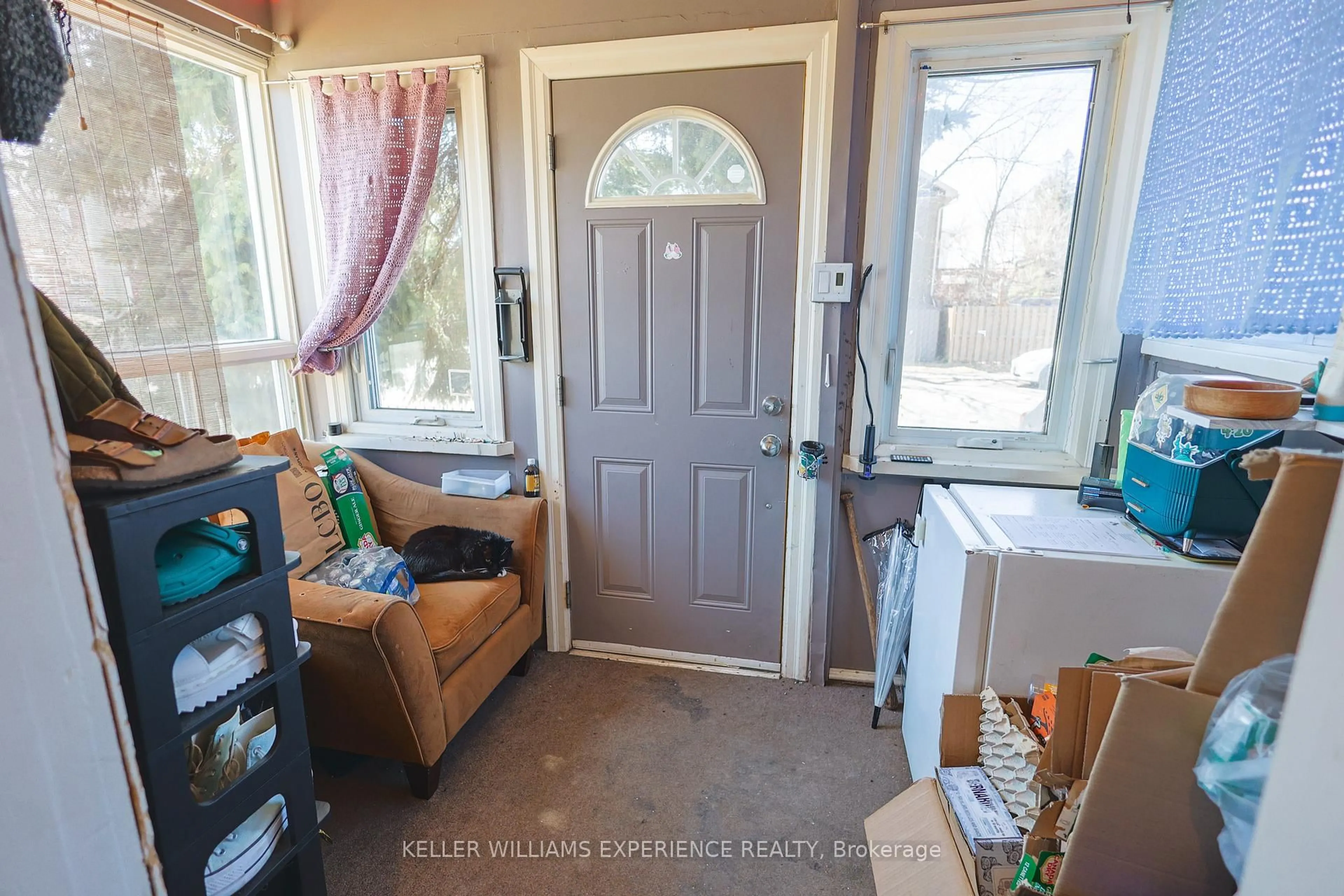 Indoor entryway for 190 Patterson St, Greater Sudbury Ontario P3C 2J7