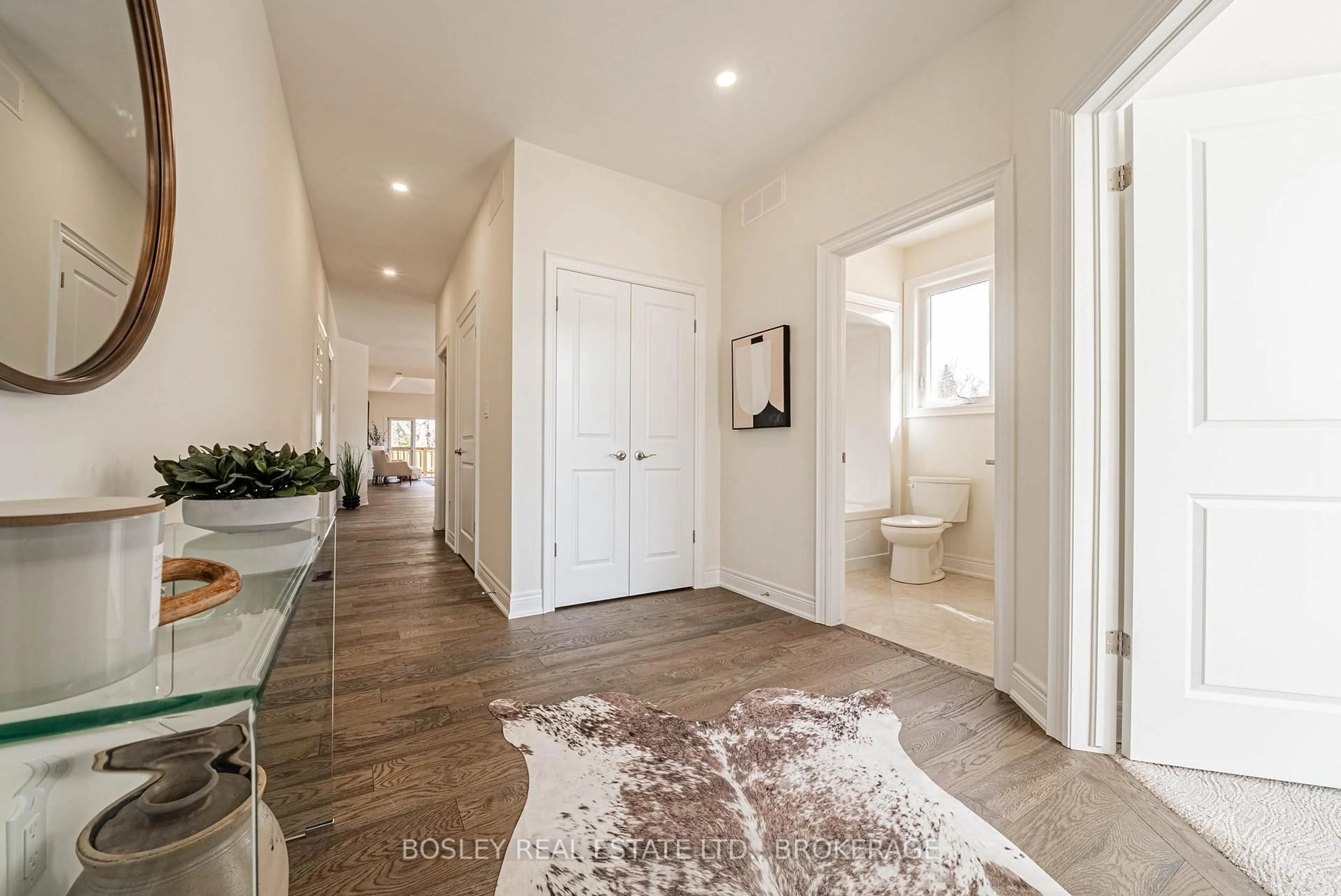Indoor entryway for 512 Royal Ridge Dr, Fort Erie Ontario L0S 1N0