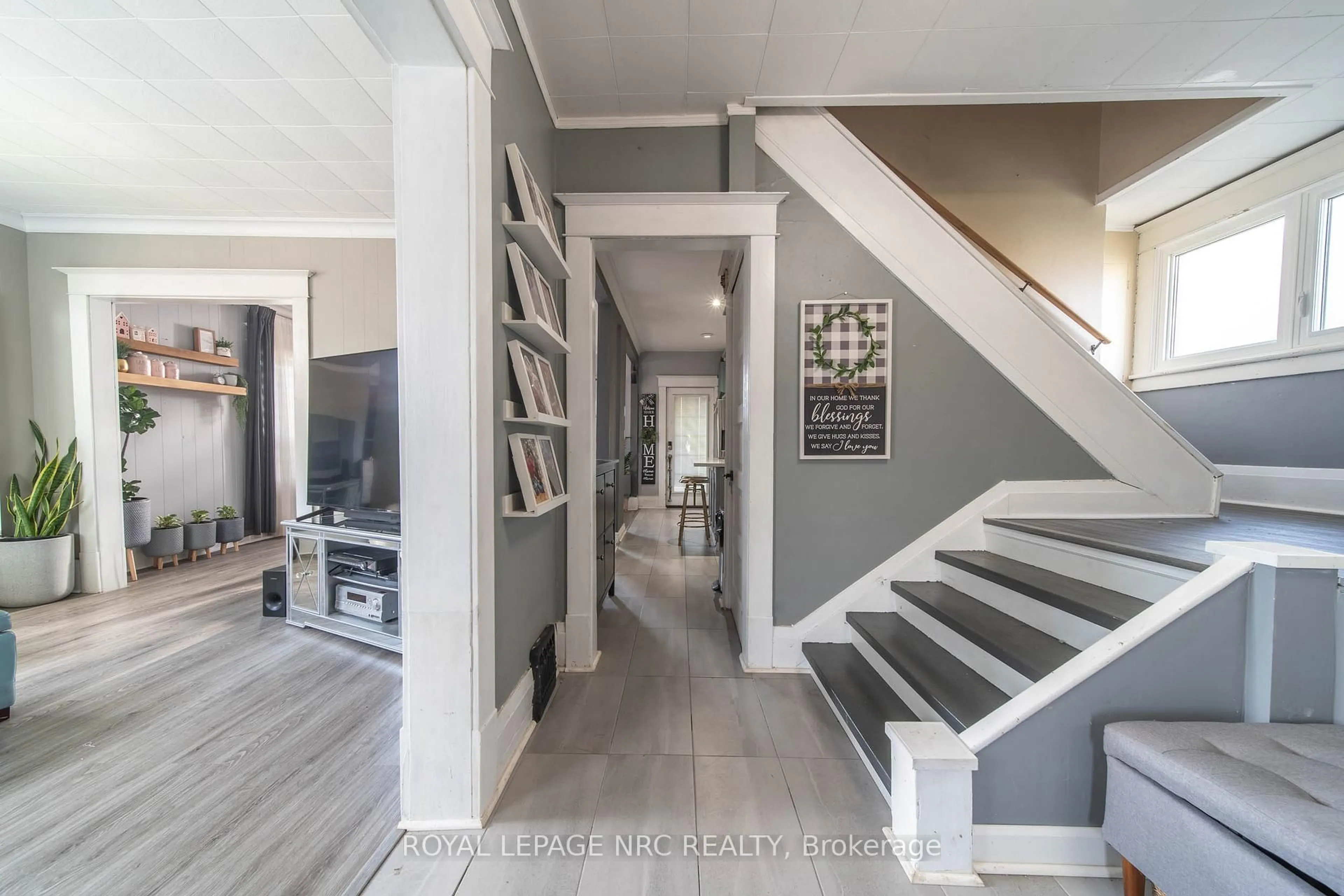 Indoor entryway for 4789 Saint Clair Ave, Niagara Falls Ontario L2E 3T2