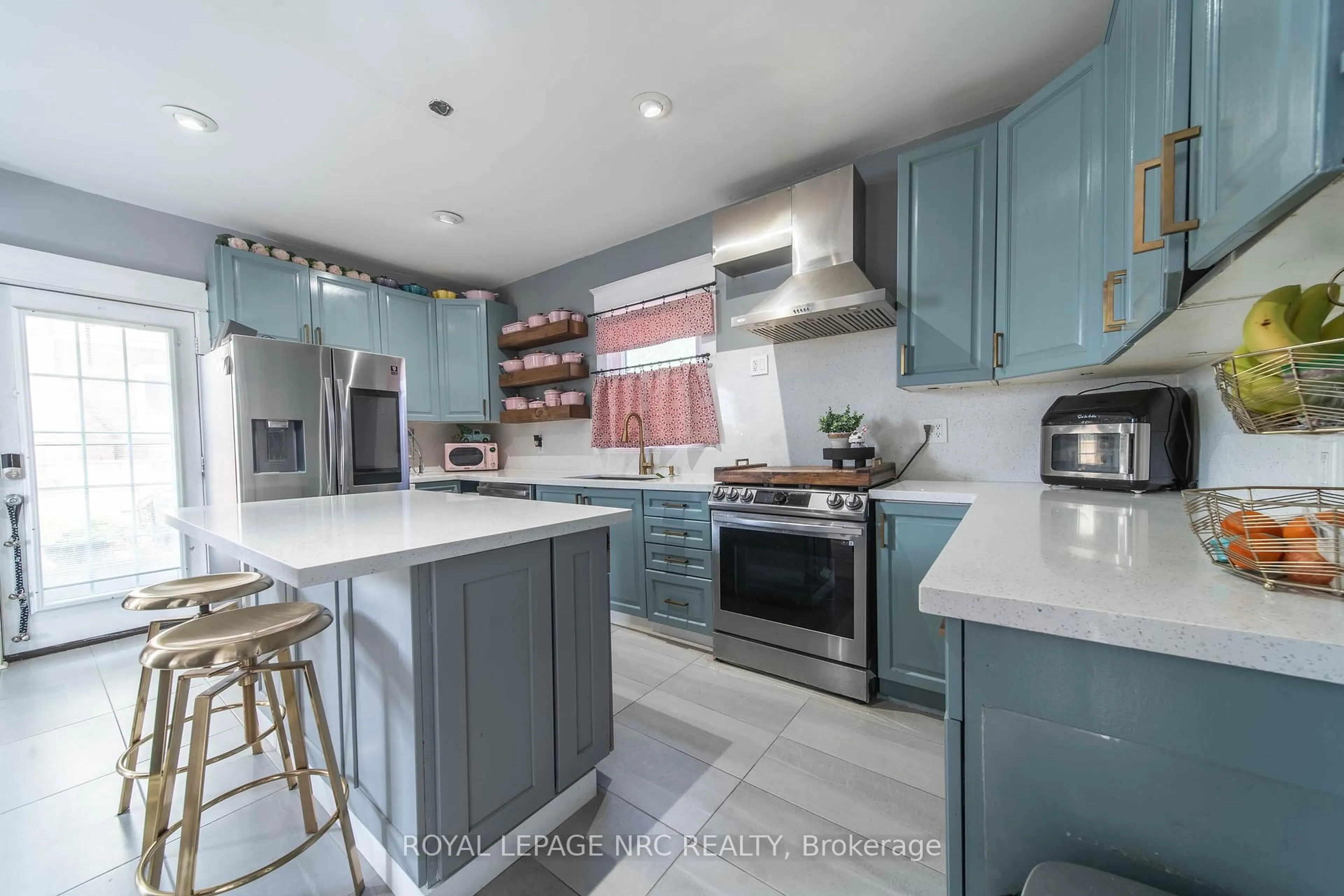 Open concept kitchen, ceramic/tile floor for 4789 Saint Clair Ave, Niagara Falls Ontario L2E 3T2