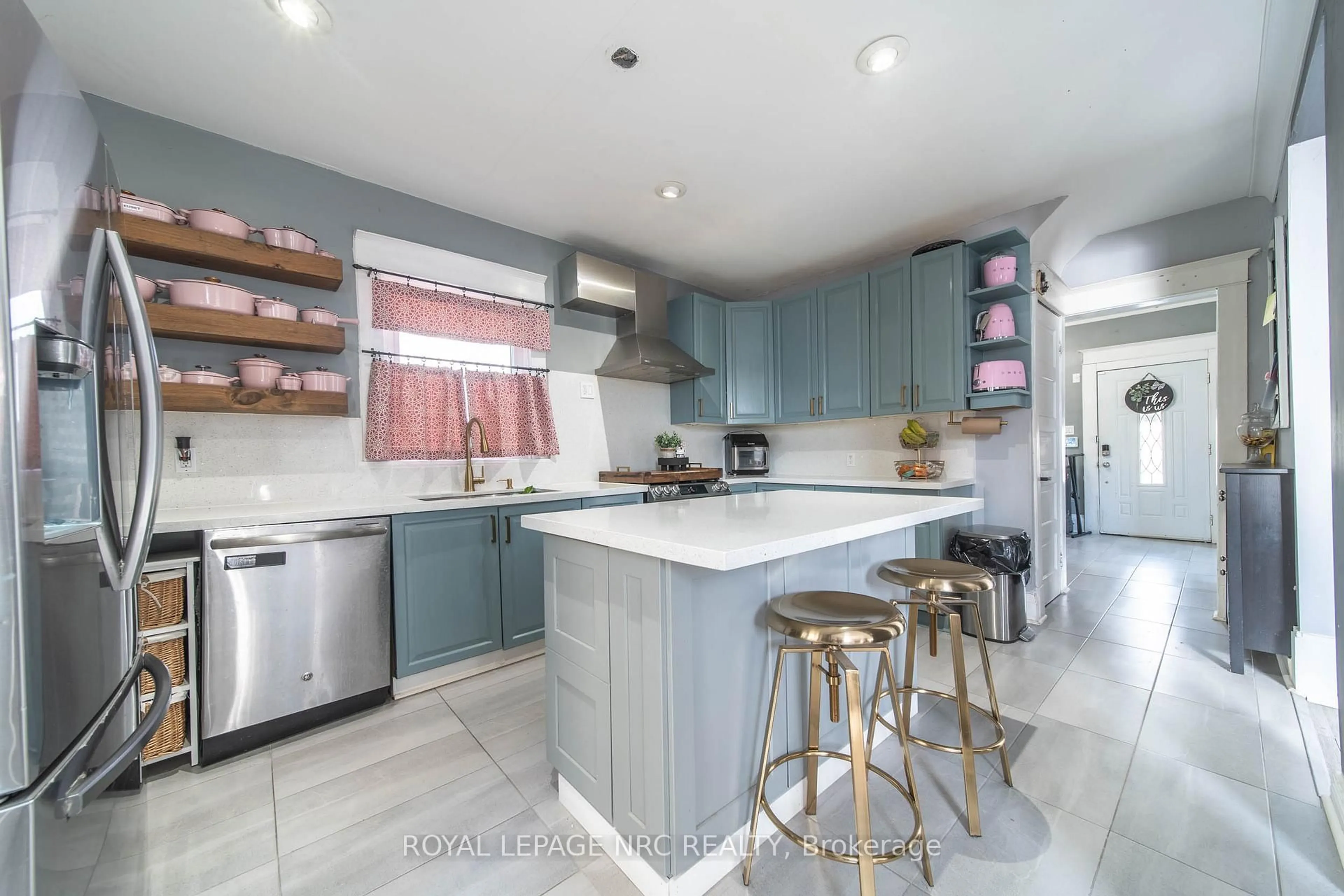 Contemporary kitchen, unknown for 4789 Saint Clair Ave, Niagara Falls Ontario L2E 3T2