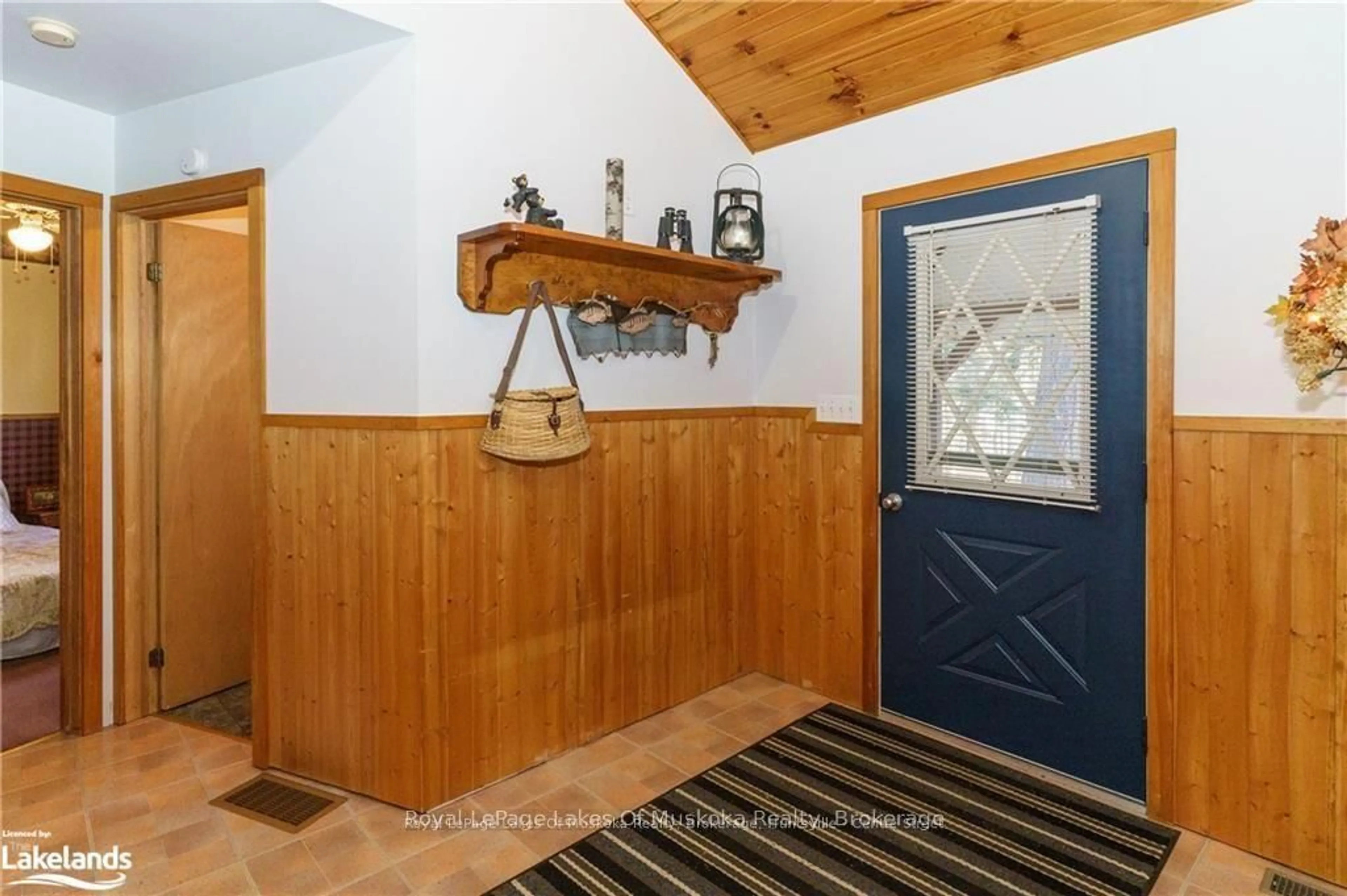 Indoor entryway for 32 MAPLE LEAF Dr, Huntsville Ontario P1H 2J2