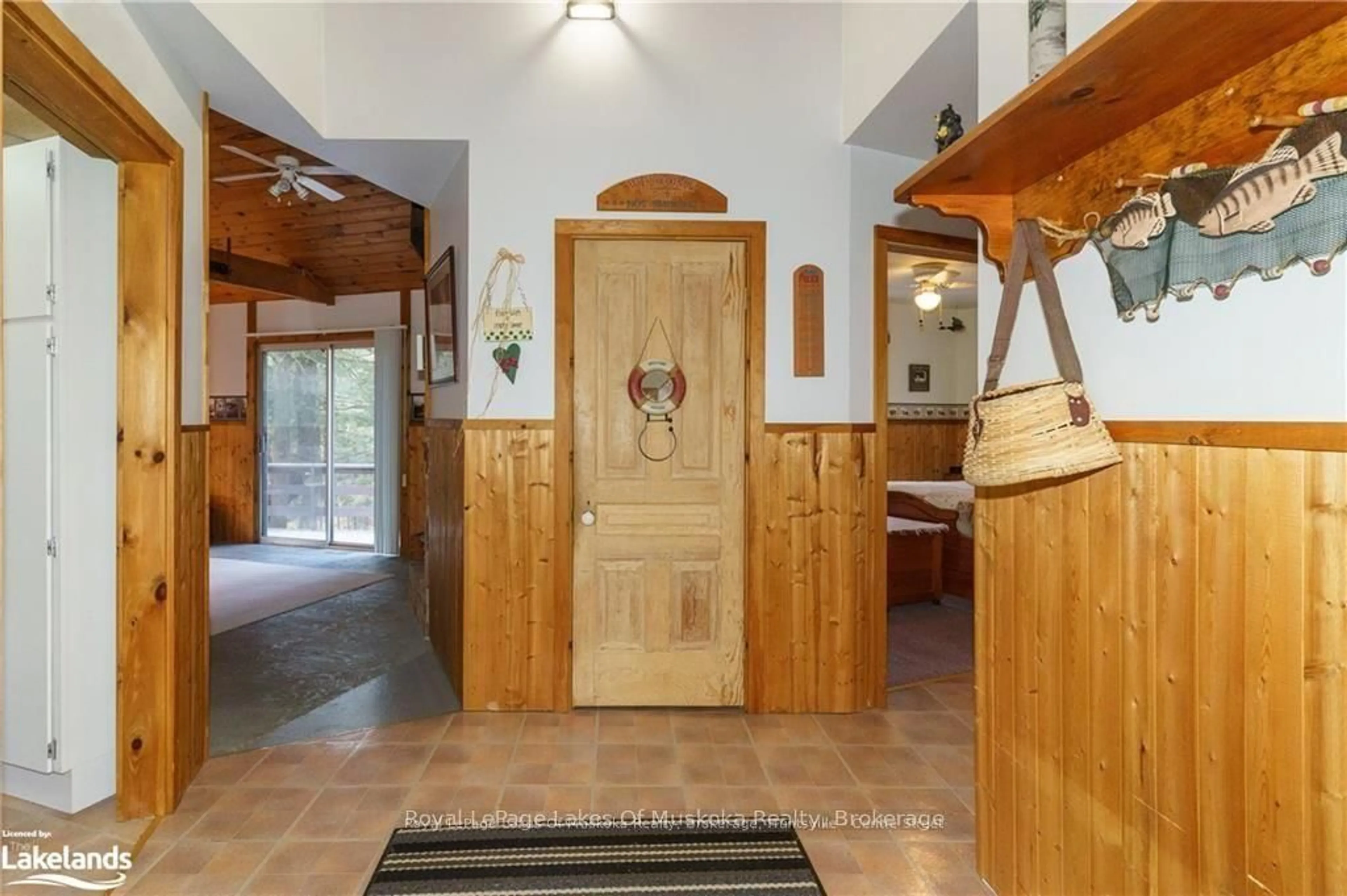 Indoor foyer for 32 MAPLE LEAF Dr, Huntsville Ontario P1H 2J2
