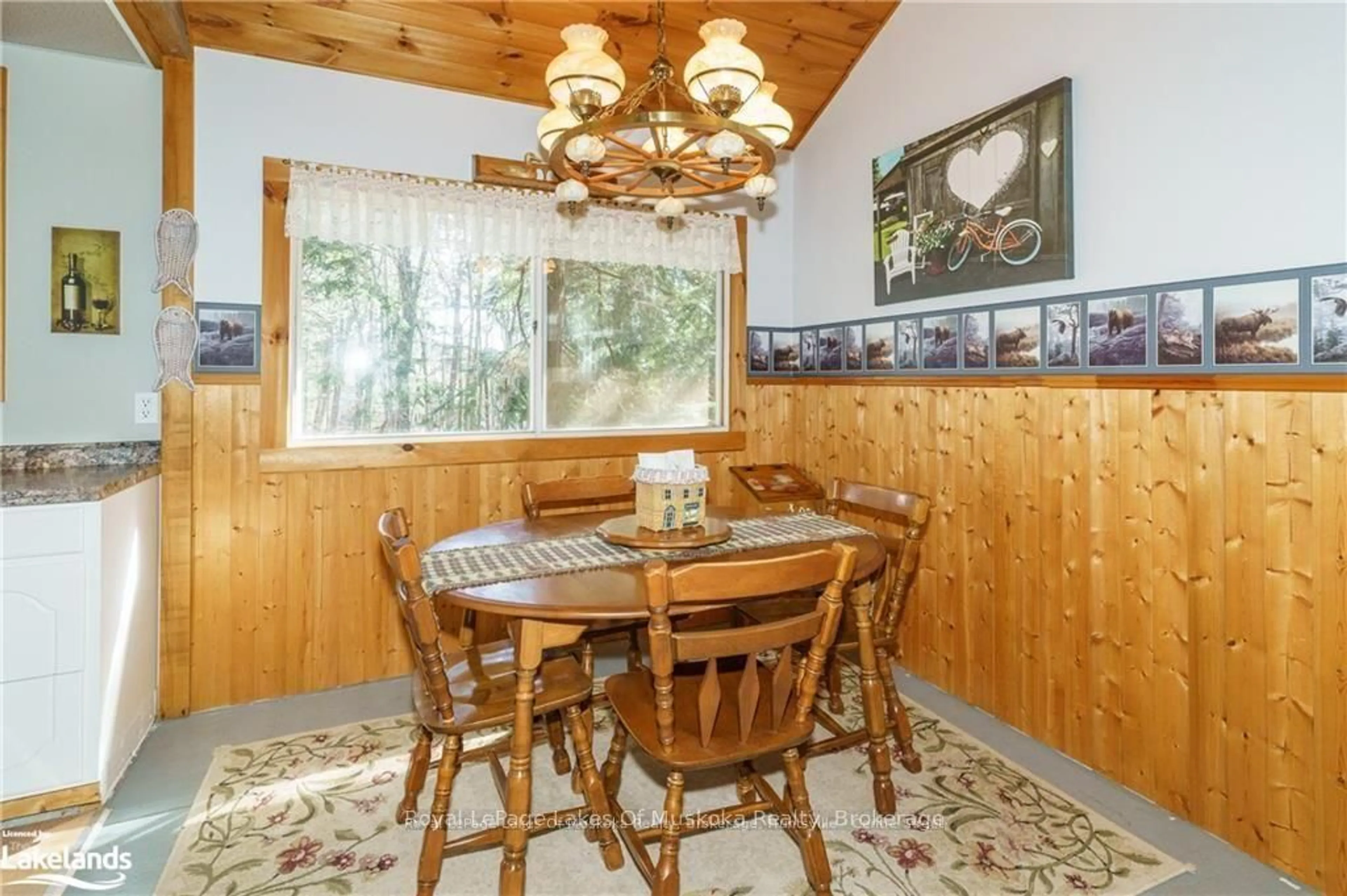Dining room, wood/laminate floor for 32 MAPLE LEAF Dr, Huntsville Ontario P1H 2J2
