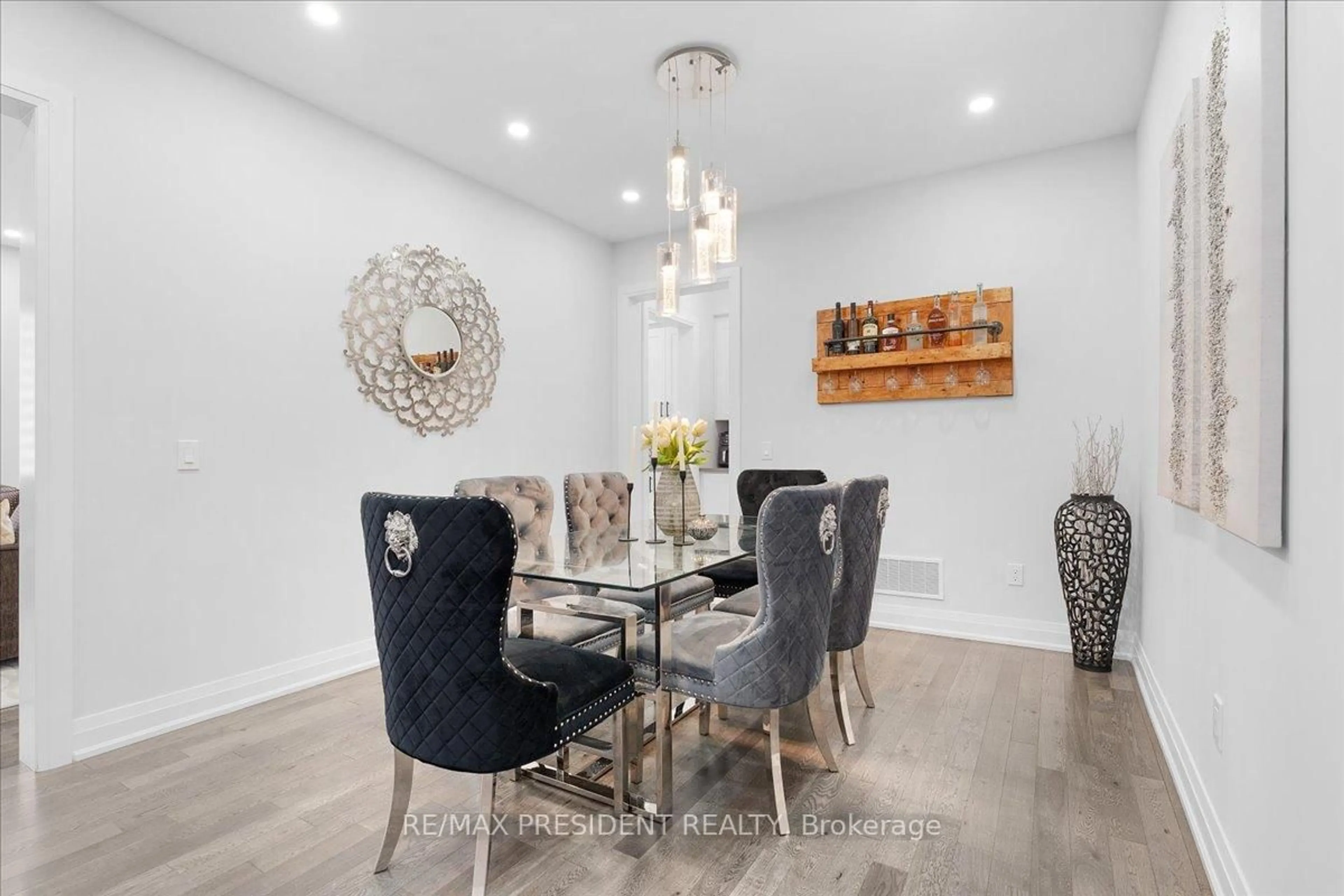 Dining room, wood/laminate floor for 1331 Upper Thames Dr, Woodstock Ontario N4T 0N1