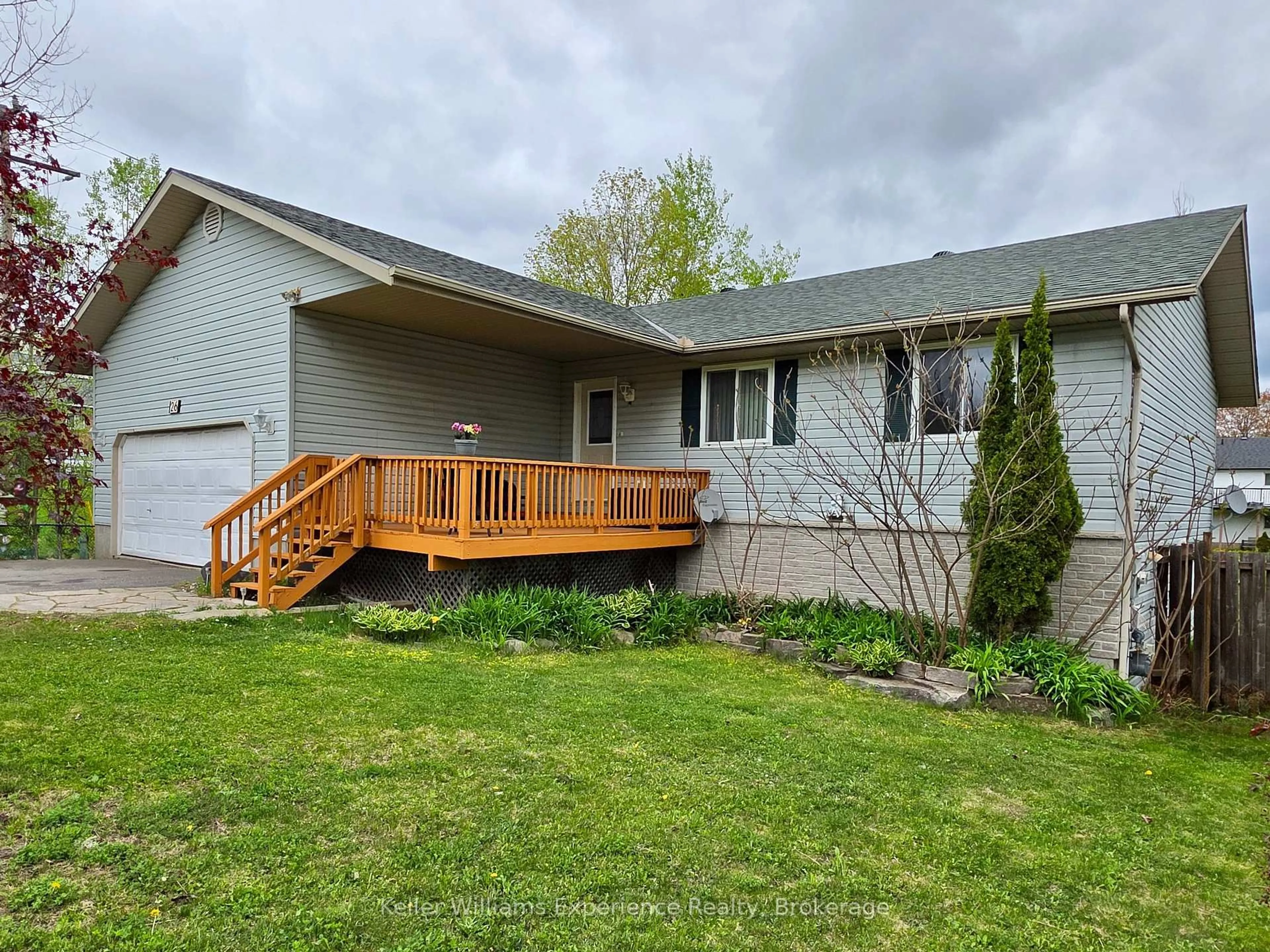 Home with vinyl exterior material, unknown for 26 Walter St, Huntsville Ontario P1H 1W2
