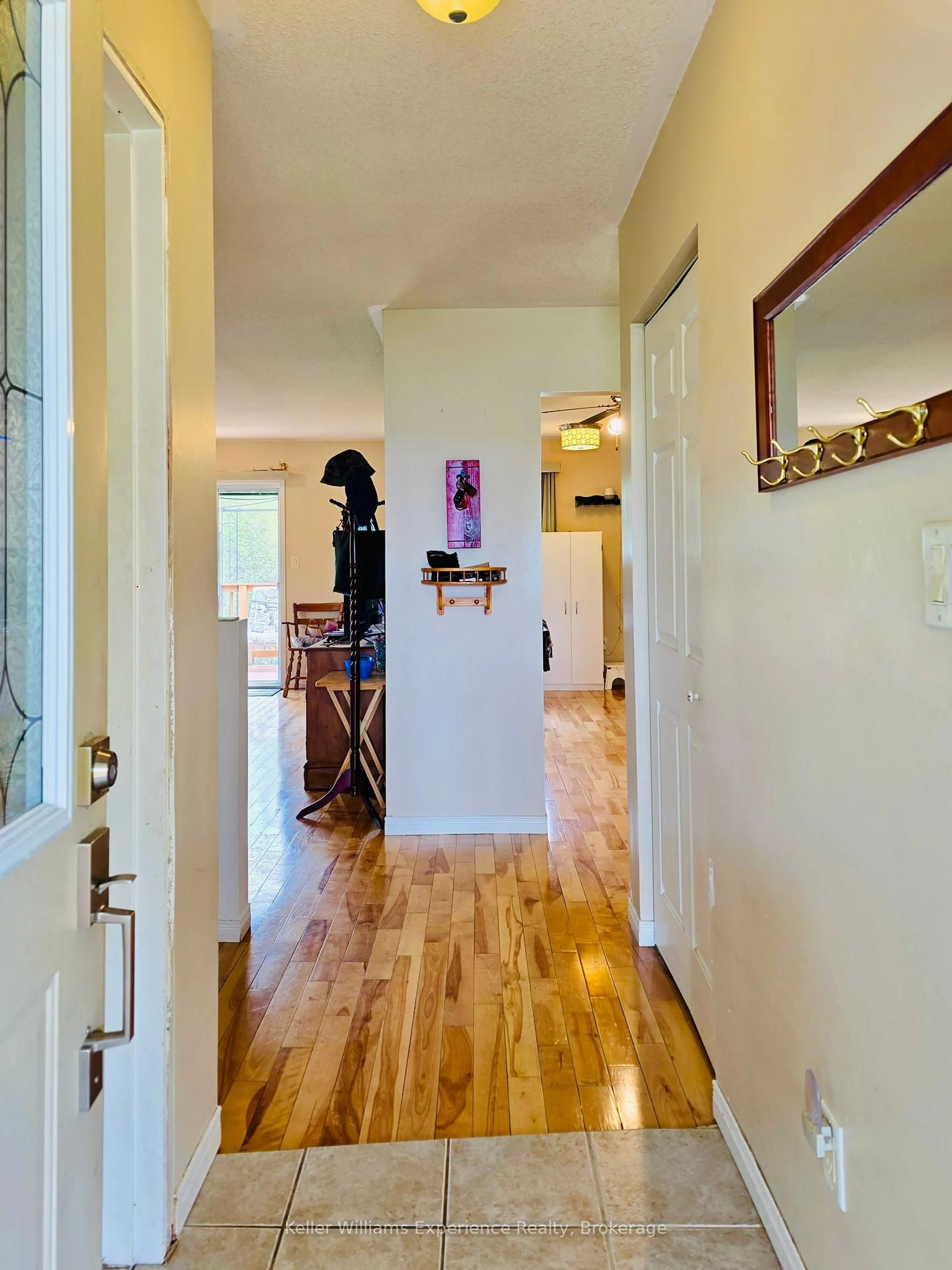 Indoor entryway for 26 Walter St, Huntsville Ontario P1H 1W2
