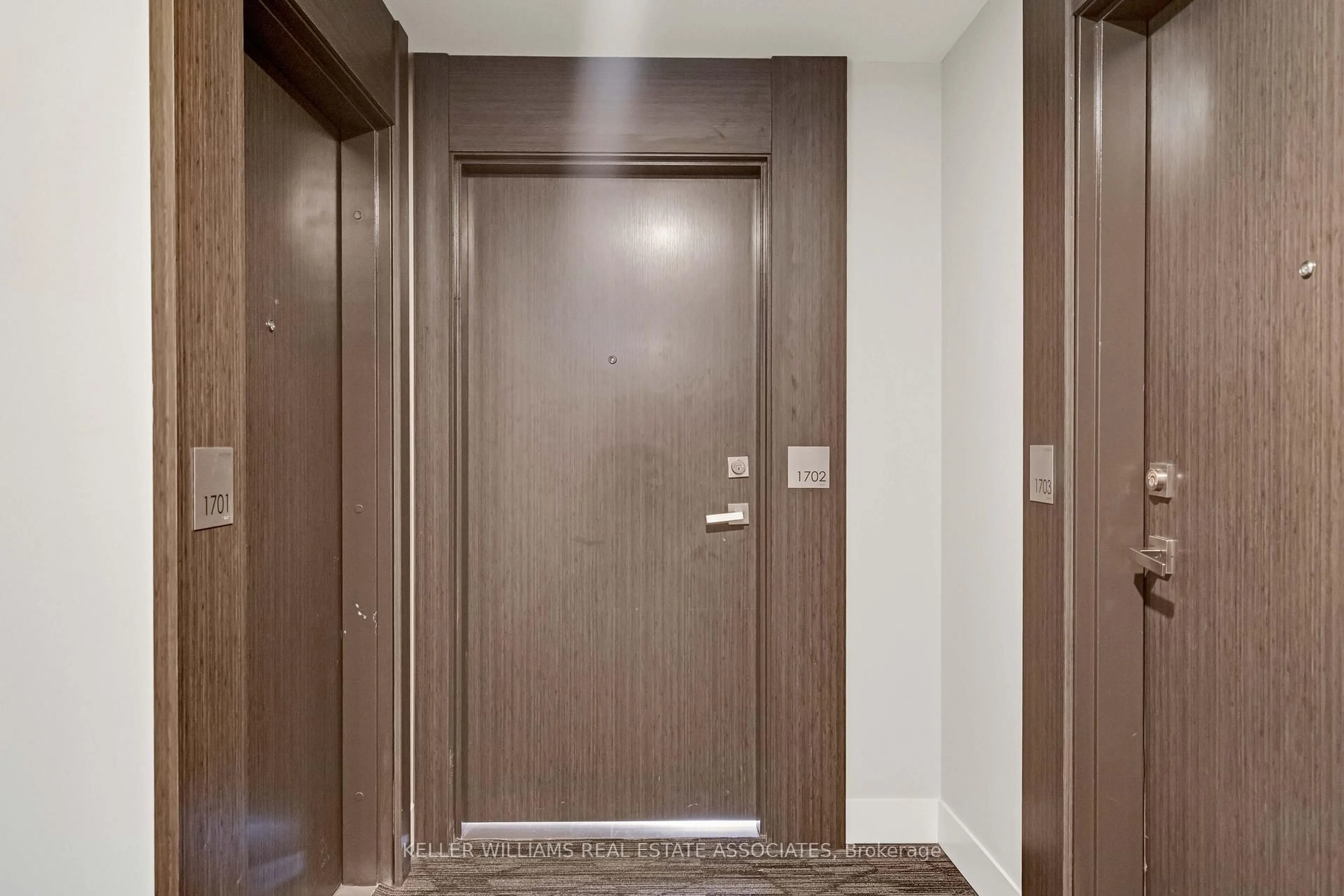 Indoor foyer for 15 Queen St #1702, Hamilton Ontario L8P 0C6