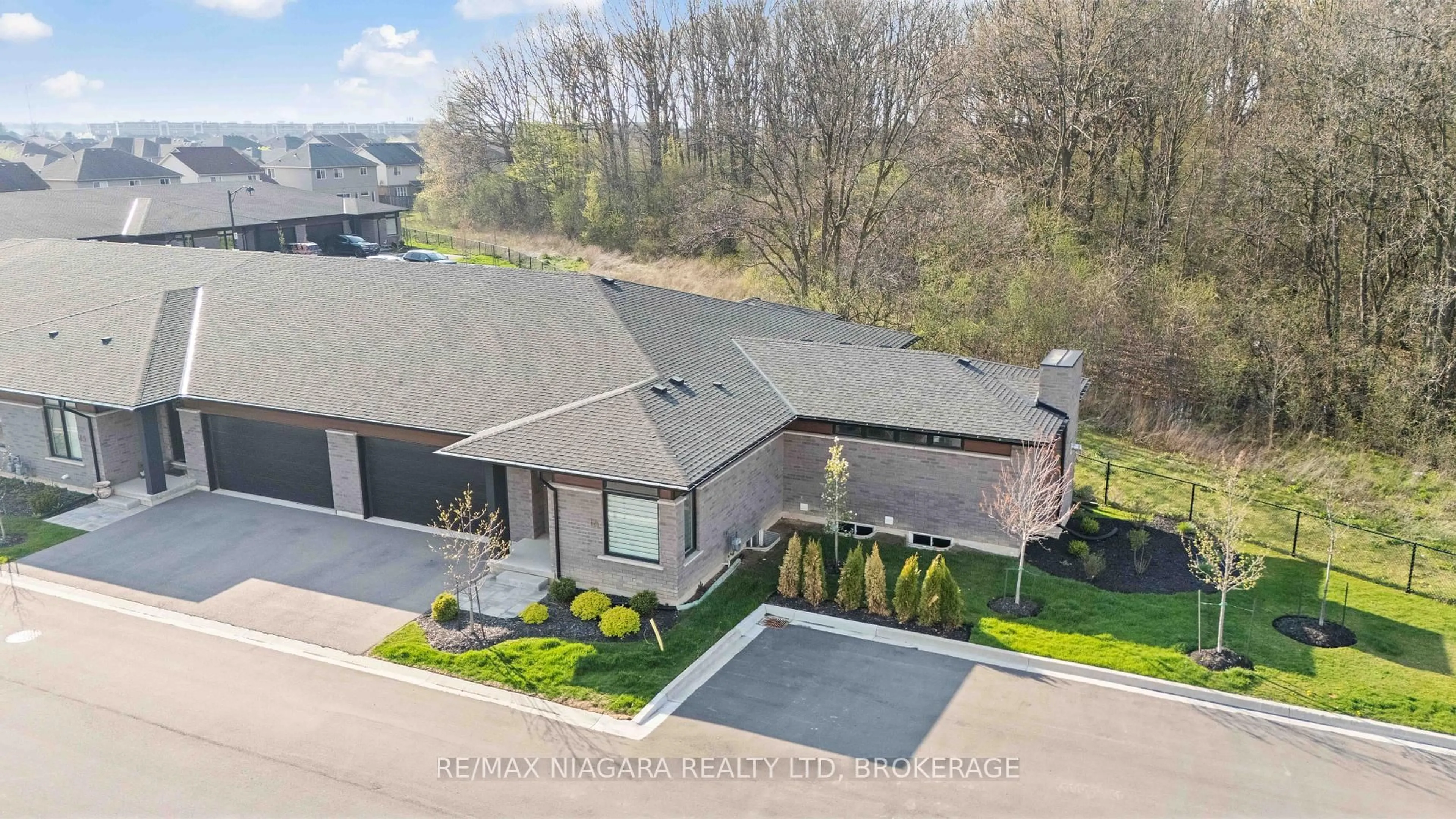 A pic from outside/outdoor area/front of a property/back of a property/a pic from drone, street for 300 Richmond St #16, Thorold Ontario L2V 5B9