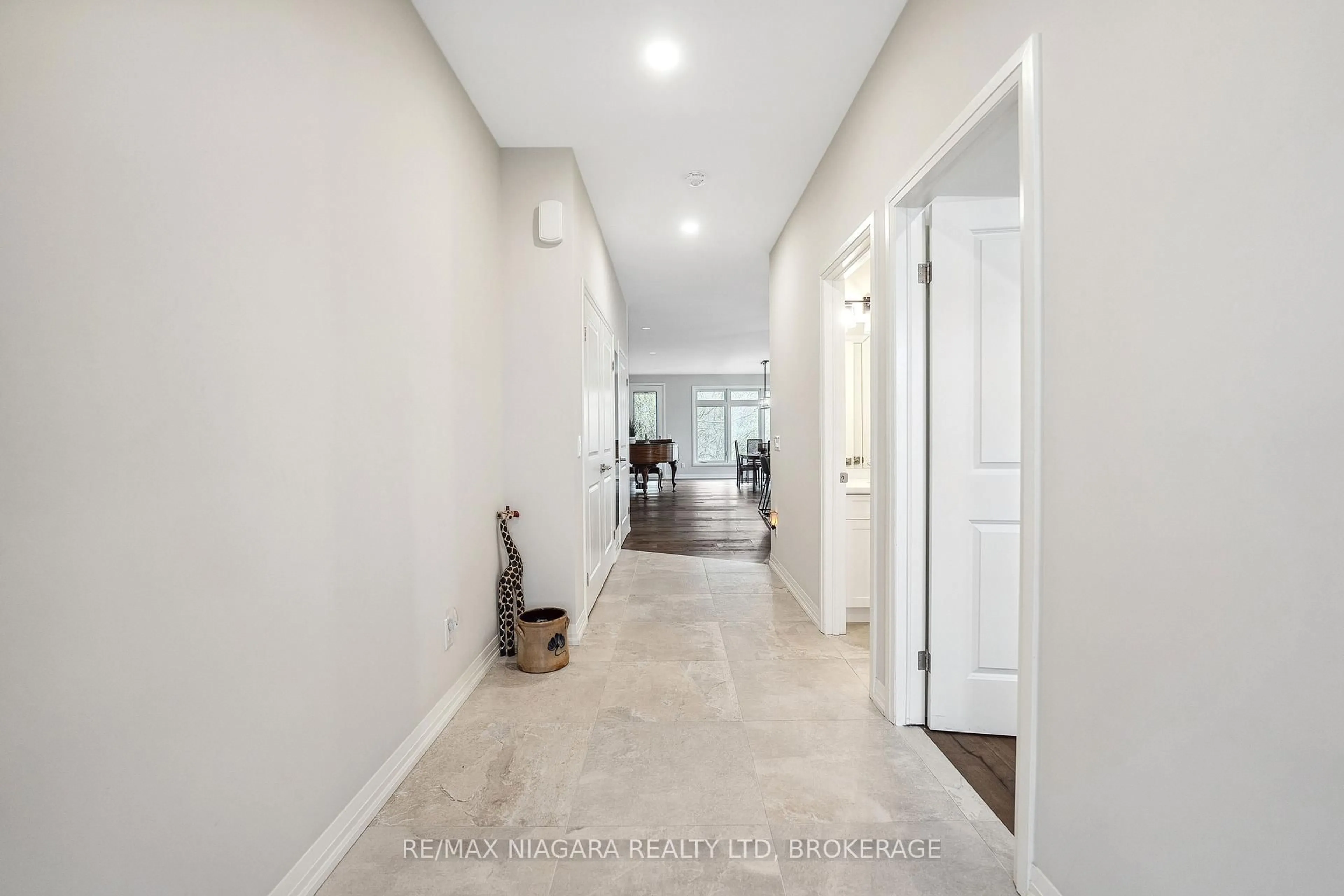 Indoor entryway for 300 Richmond St #16, Thorold Ontario L2V 5B9