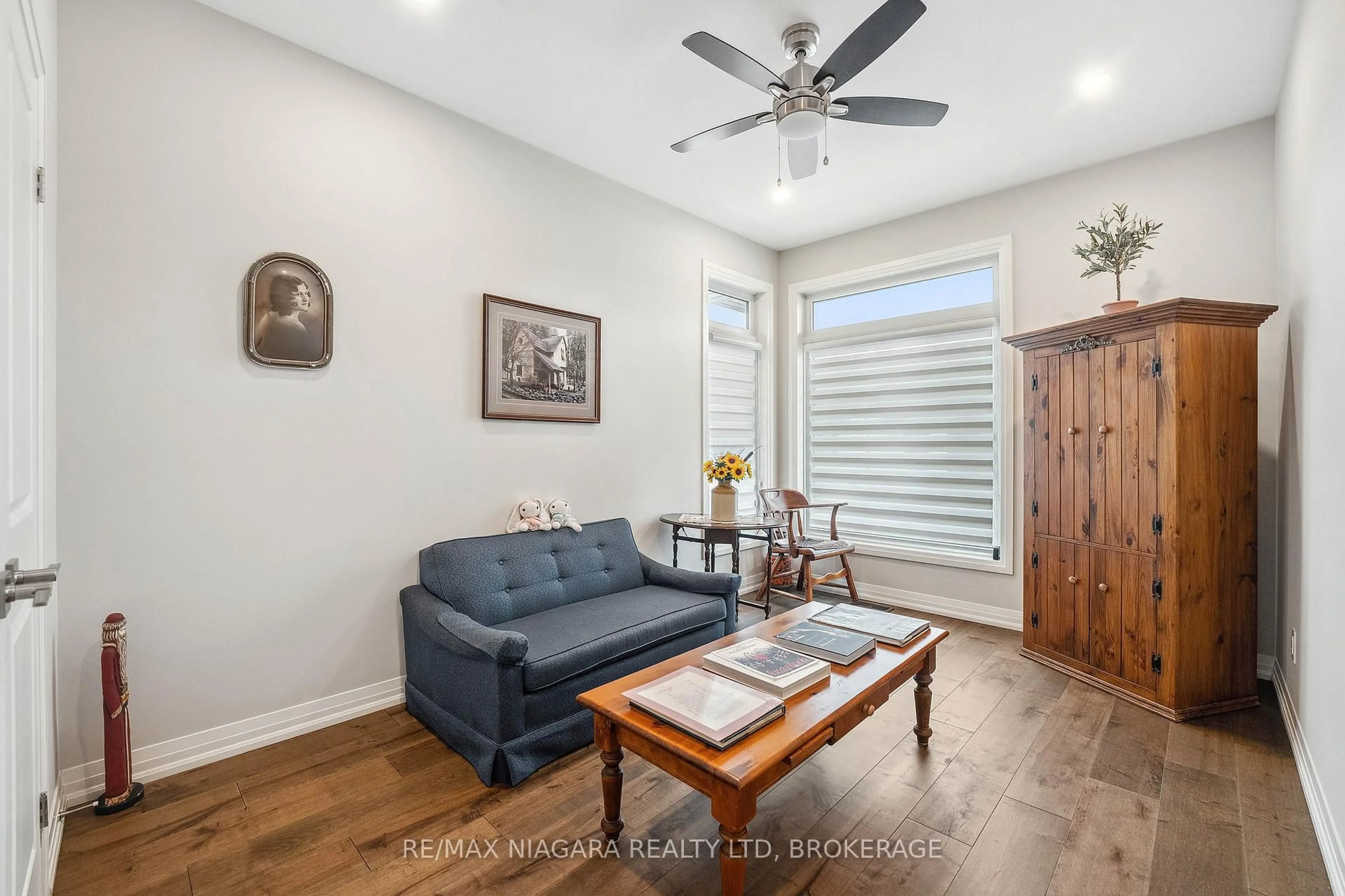 Living room with furniture, wood/laminate floor for 300 Richmond St #16, Thorold Ontario L2V 5B9