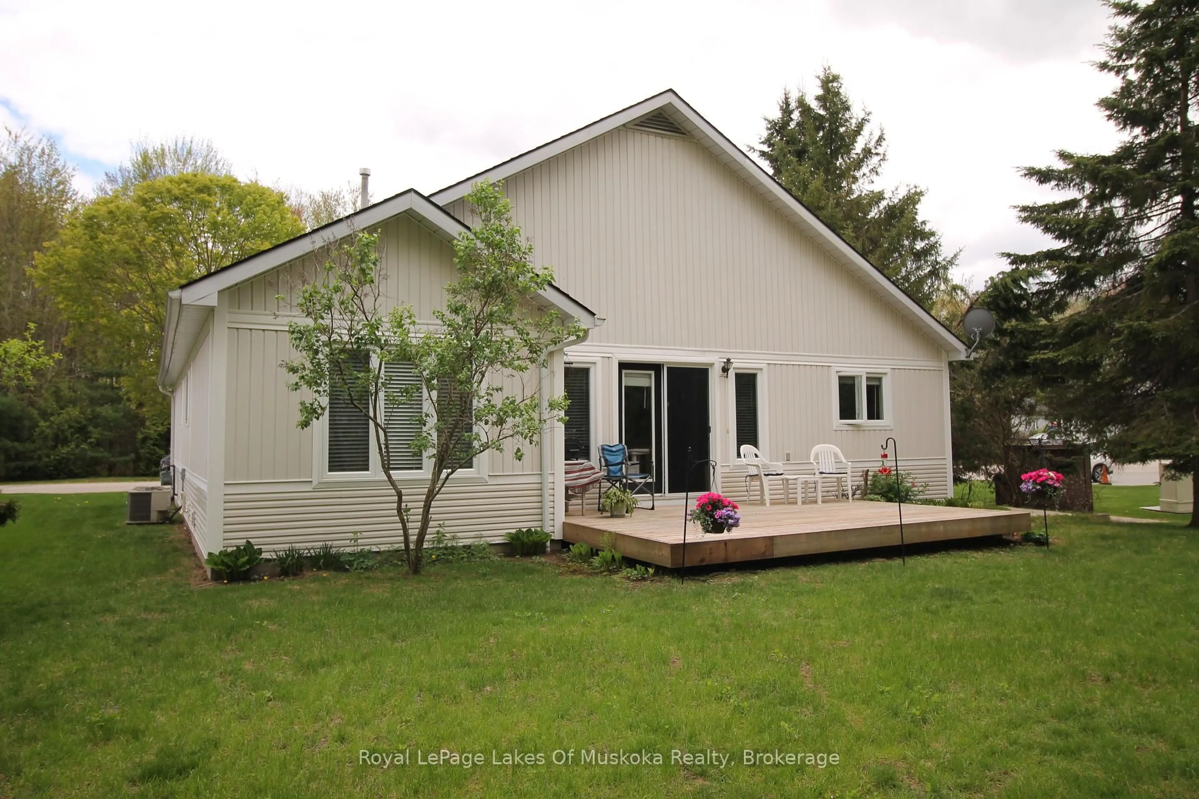 Home with vinyl exterior material, street for 30 Hedgewood Lane, Gravenhurst Ontario P1P 1Y8