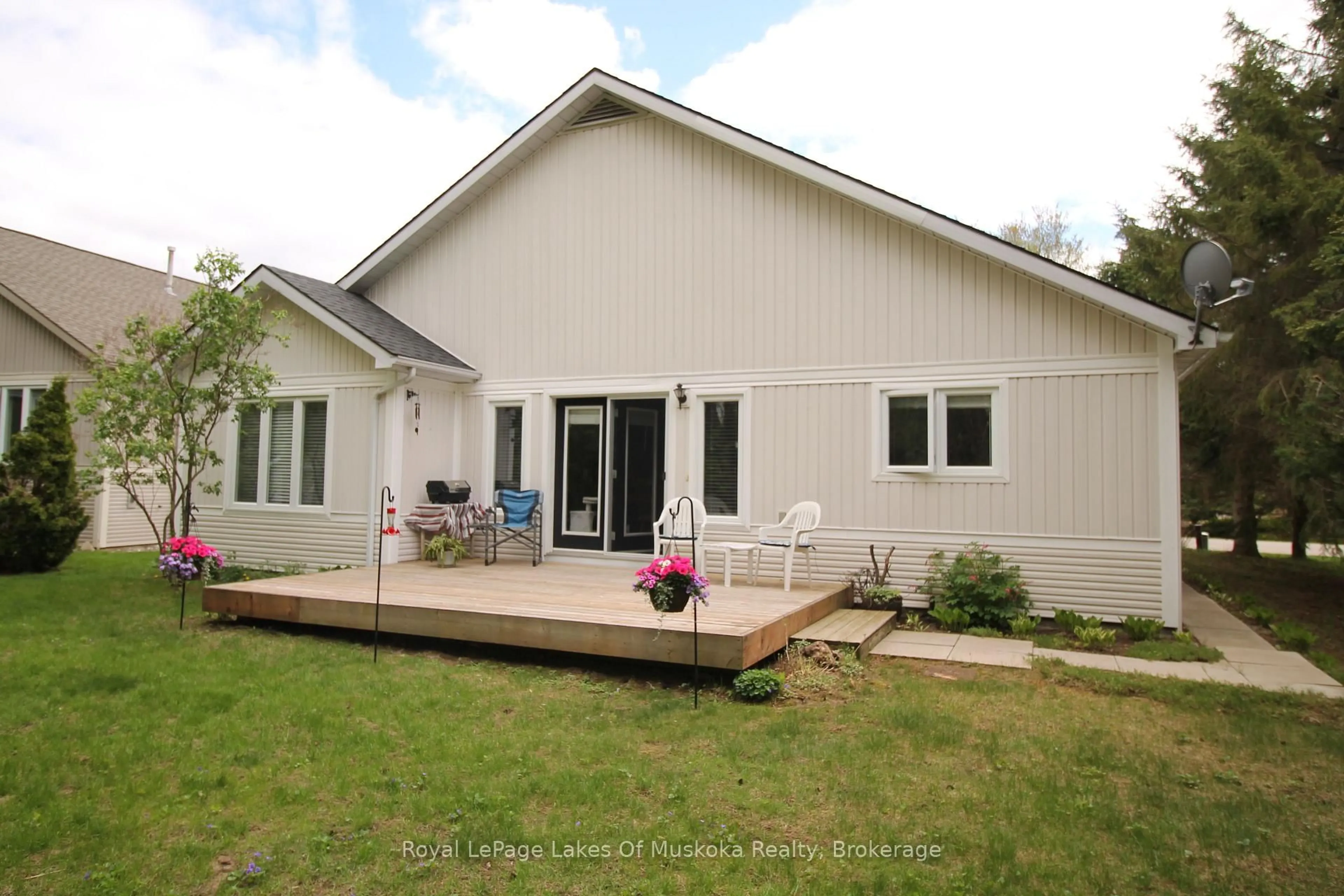 Home with vinyl exterior material, unknown for 30 Hedgewood Lane, Gravenhurst Ontario P1P 1Y8
