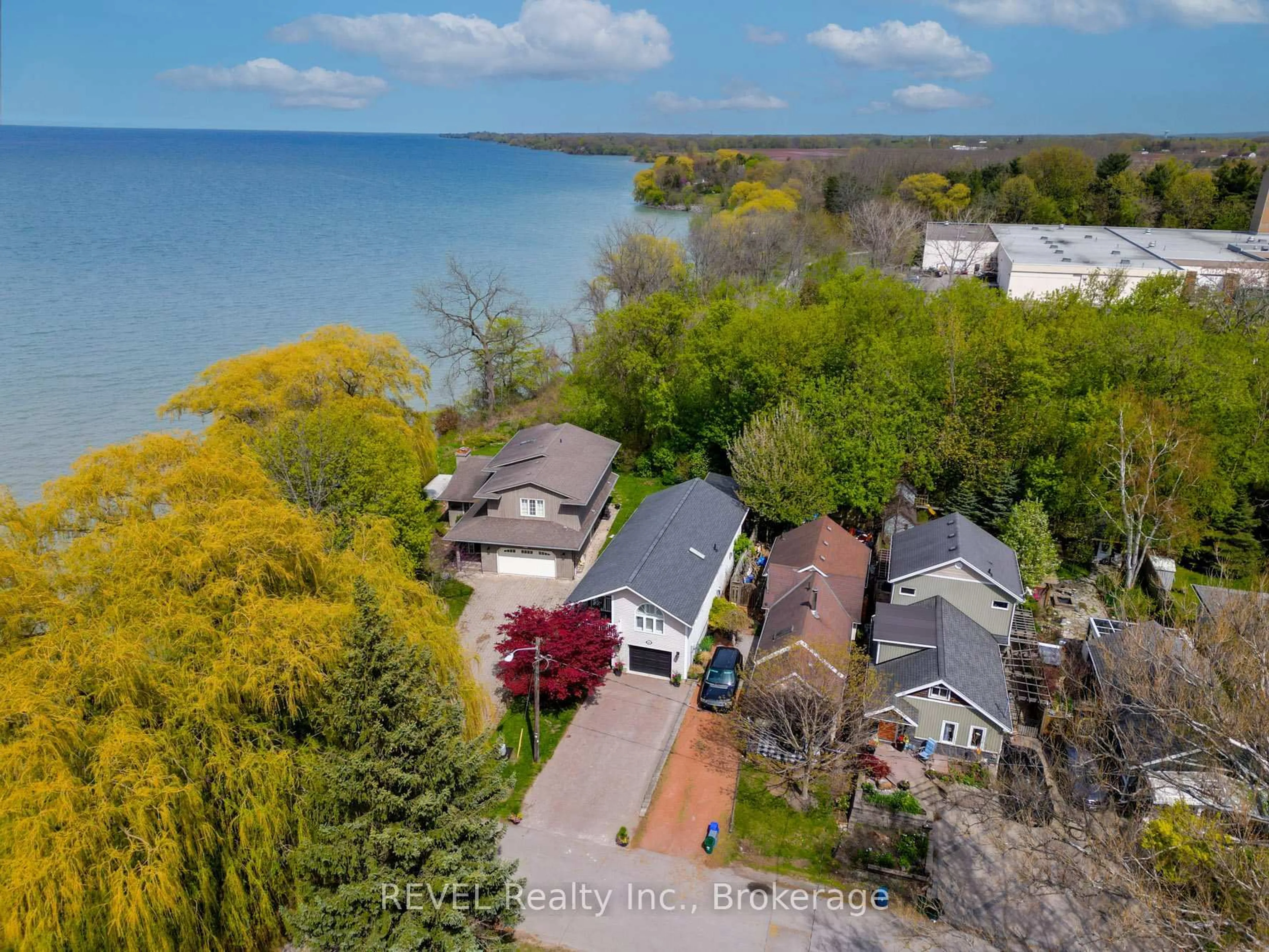 A pic from outside/outdoor area/front of a property/back of a property/a pic from drone, water/lake/river/ocean view for 86 Newport St, St. Catharines Ontario L2M 1P7