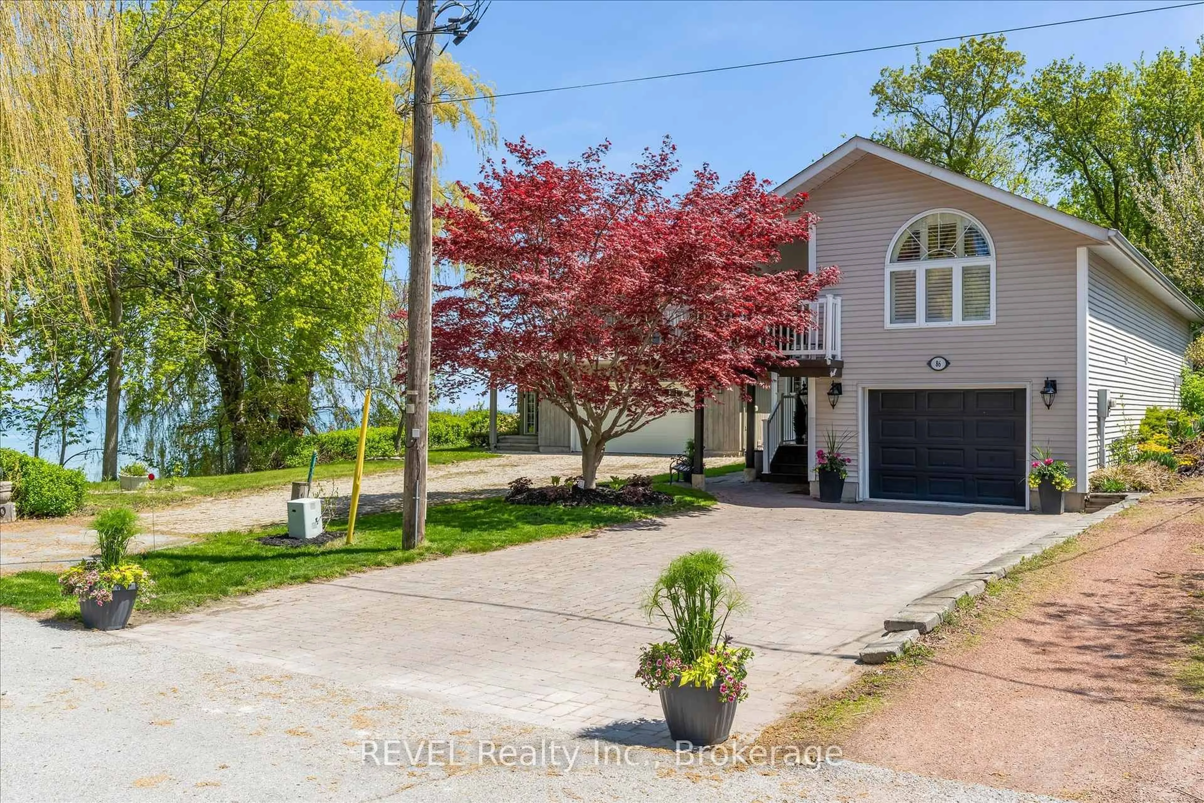 A pic from outside/outdoor area/front of a property/back of a property/a pic from drone, water/lake/river/ocean view for 86 Newport St, St. Catharines Ontario L2M 1P7