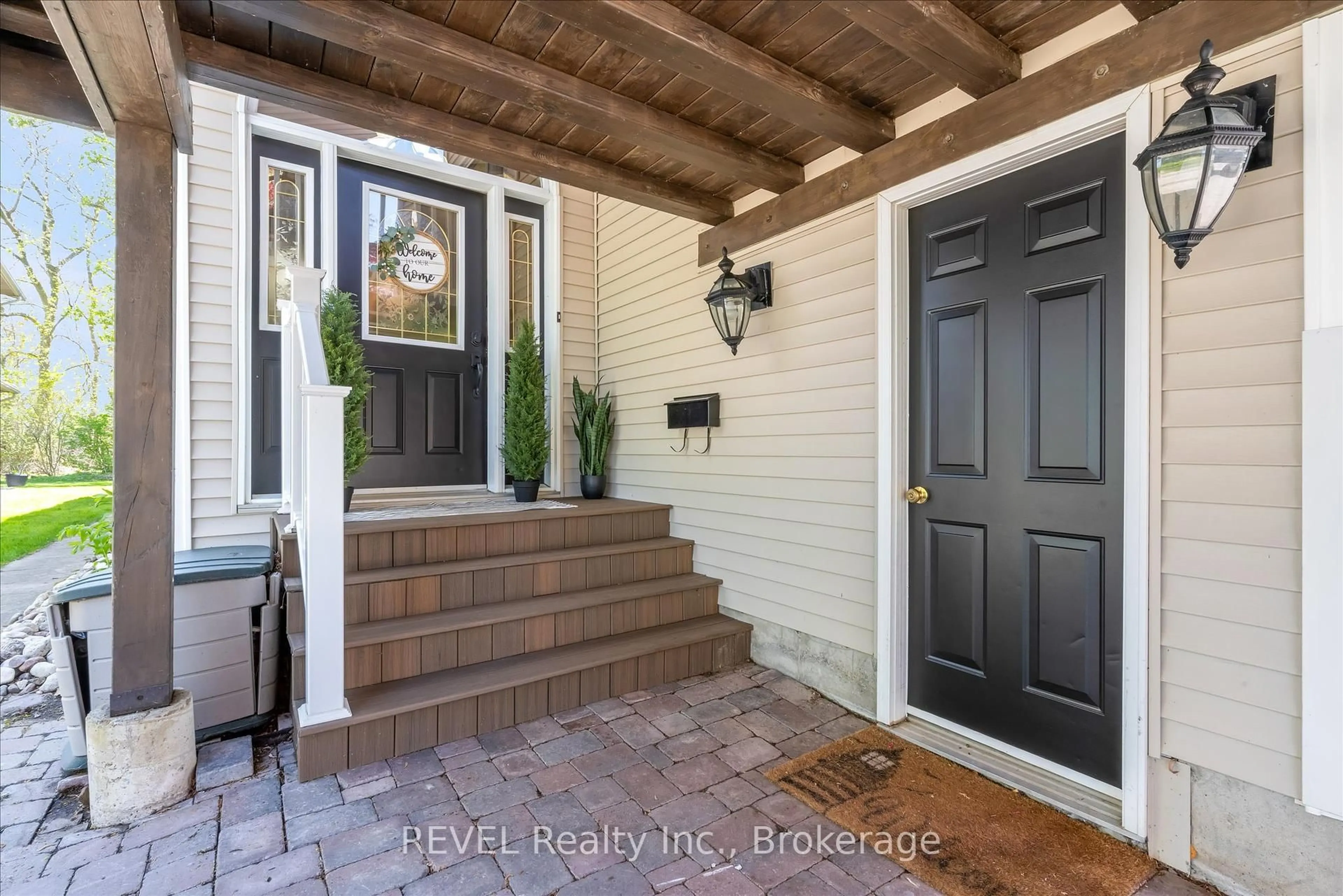 Indoor entryway for 86 Newport St, St. Catharines Ontario L2M 1P7