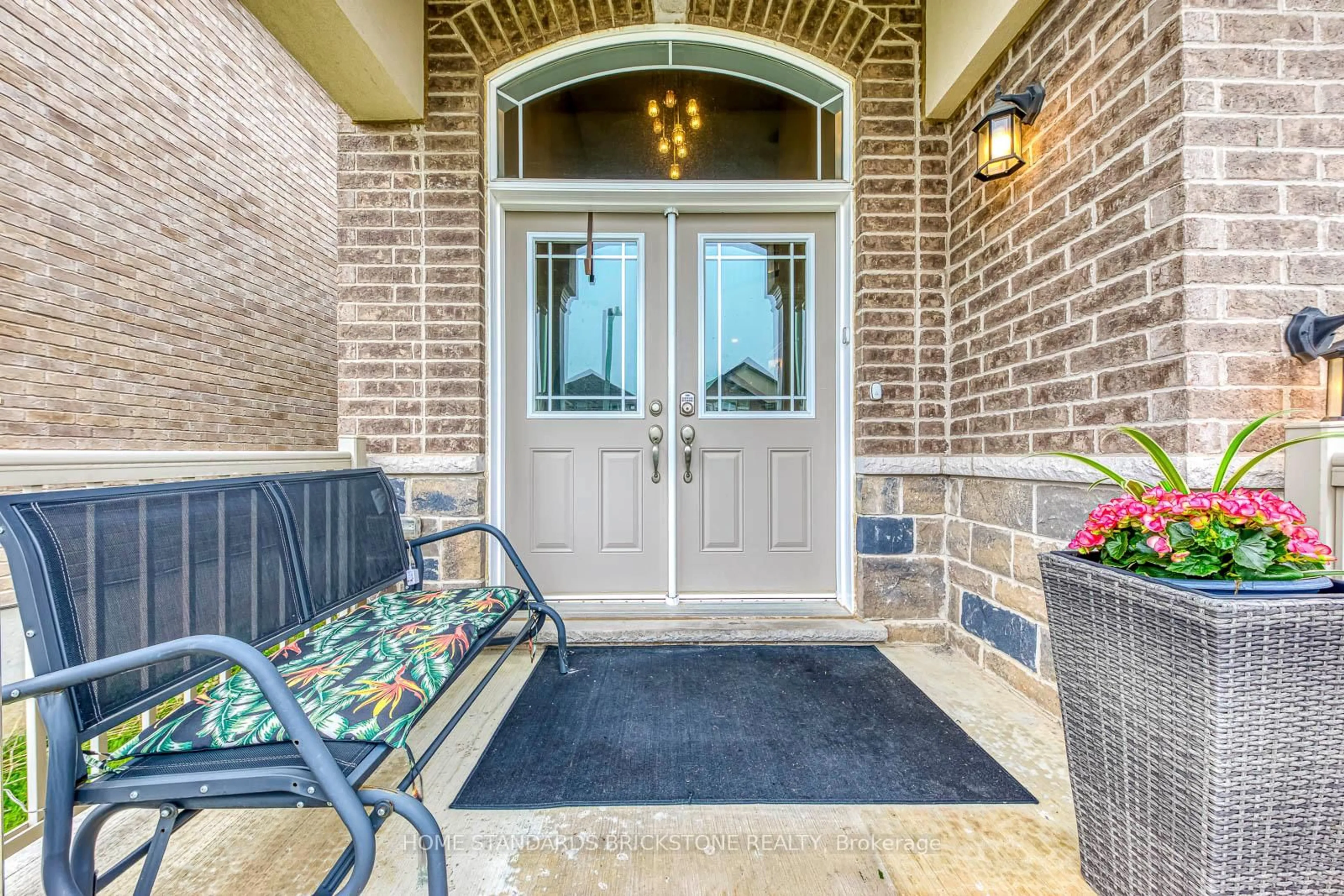 Indoor entryway for 70 Robertson Rd, Hamilton Ontario L9K 0H8
