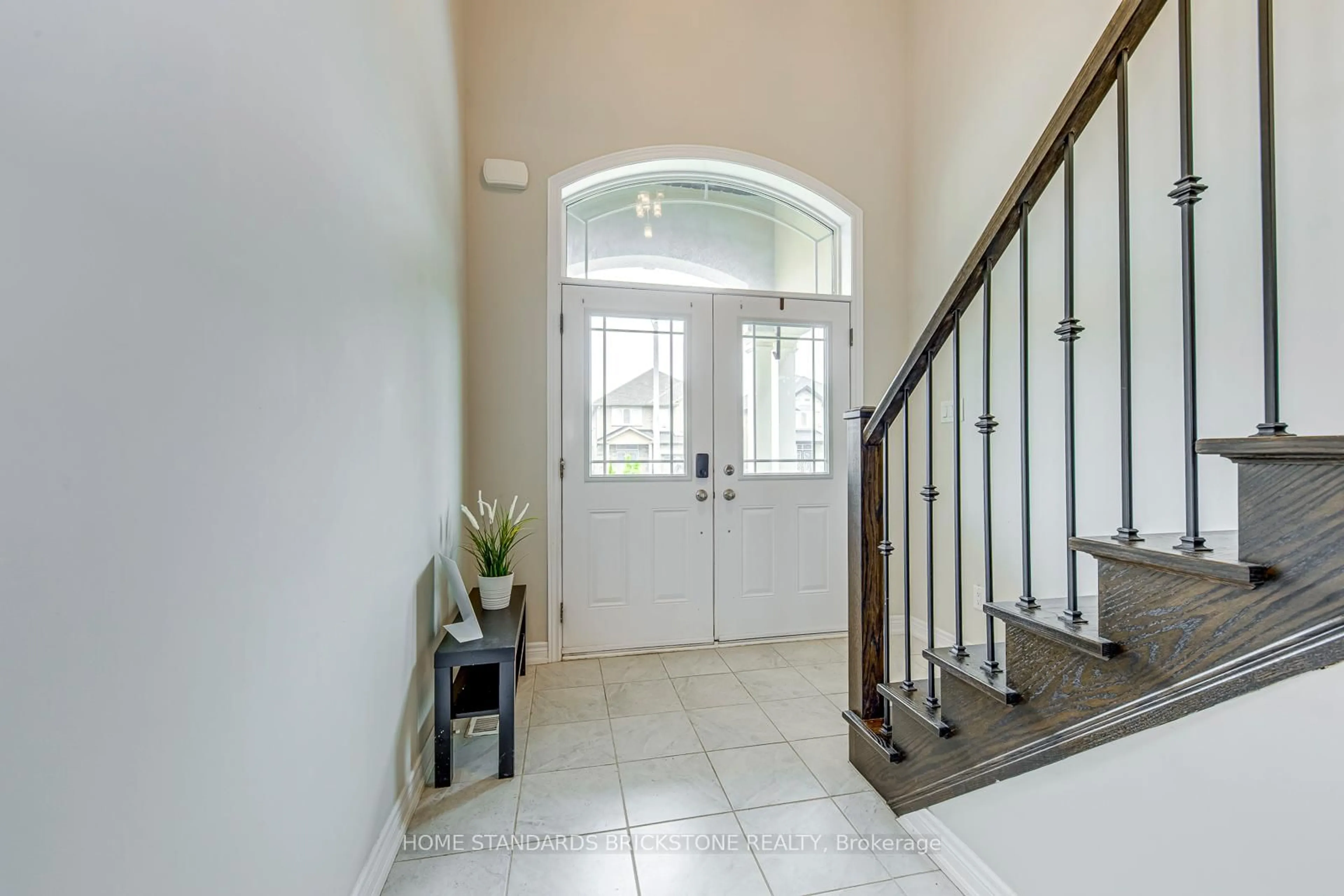 Indoor entryway for 70 Robertson Rd, Hamilton Ontario L9K 0H8