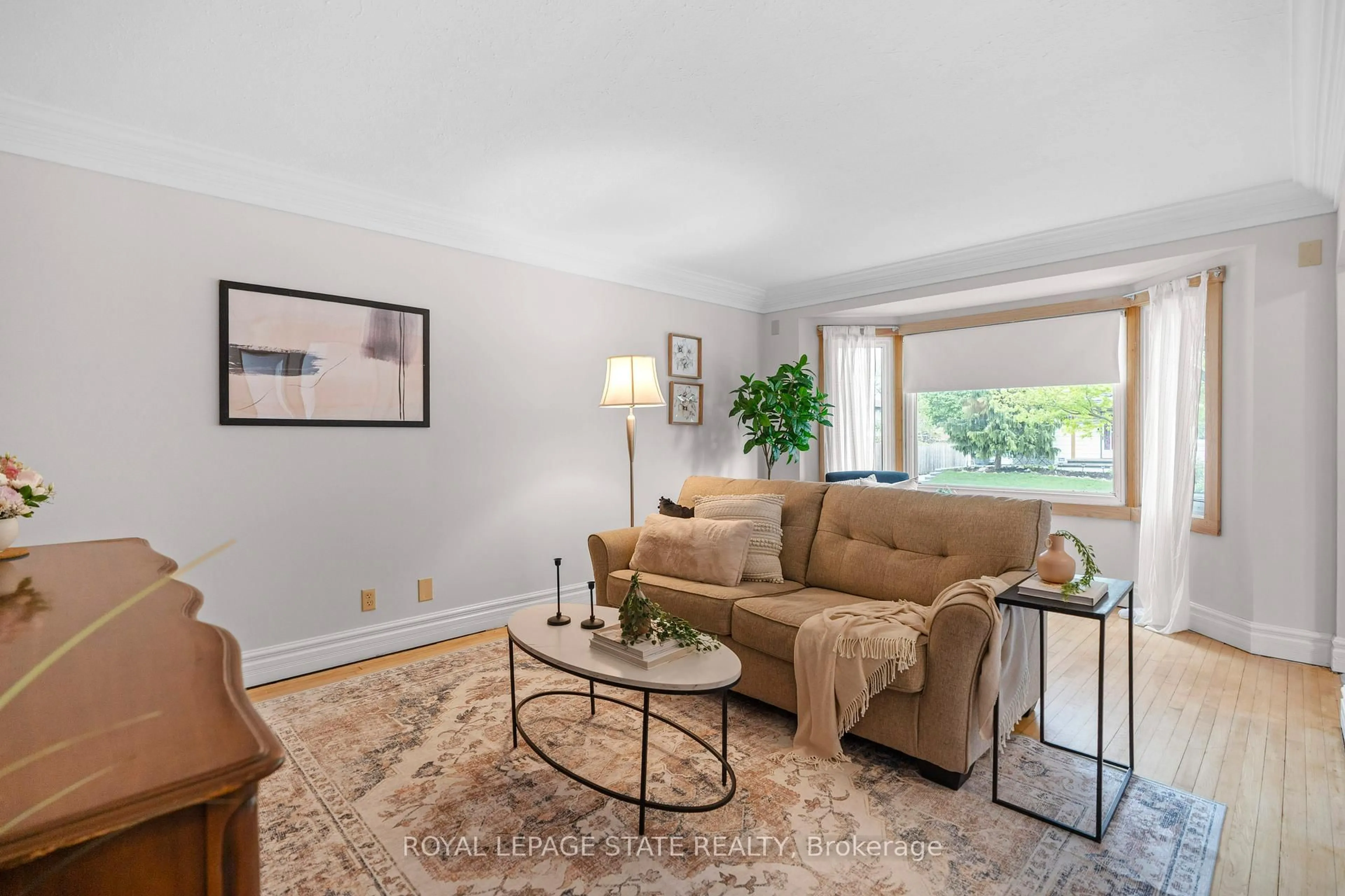 Living room with furniture, unknown for 46 East 38th St, Hamilton Ontario L8V 4E5