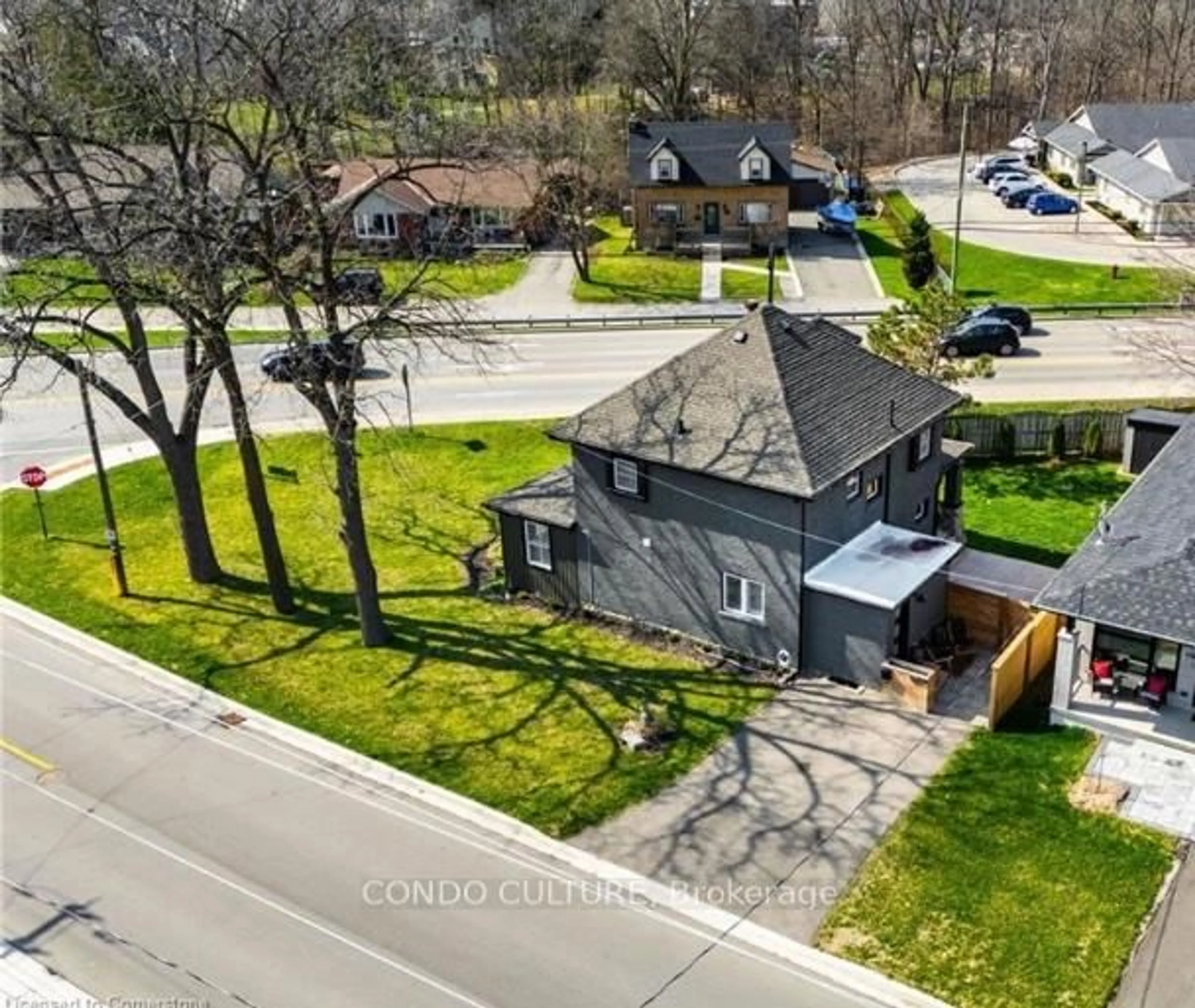 A pic from outside/outdoor area/front of a property/back of a property/a pic from drone, street for 73 King Edward St, Brant Ontario N3L 2G9
