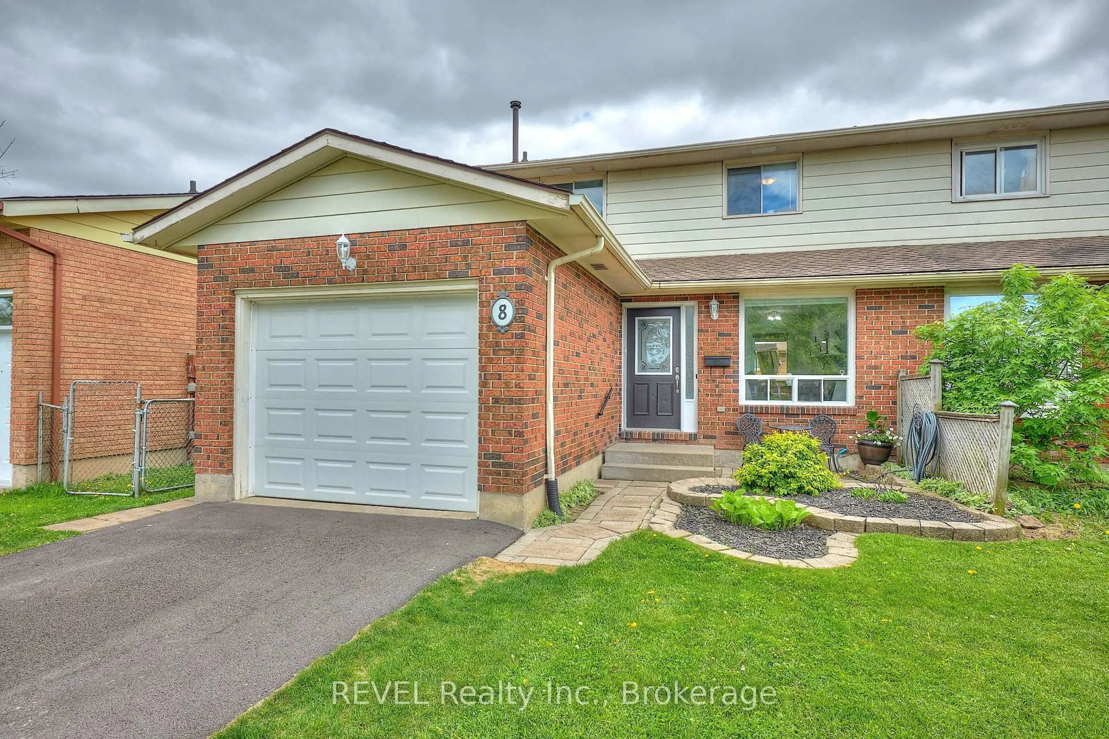 Home with brick exterior material, street for 8 Baxter Cres, Thorold Ontario L2V 4R6