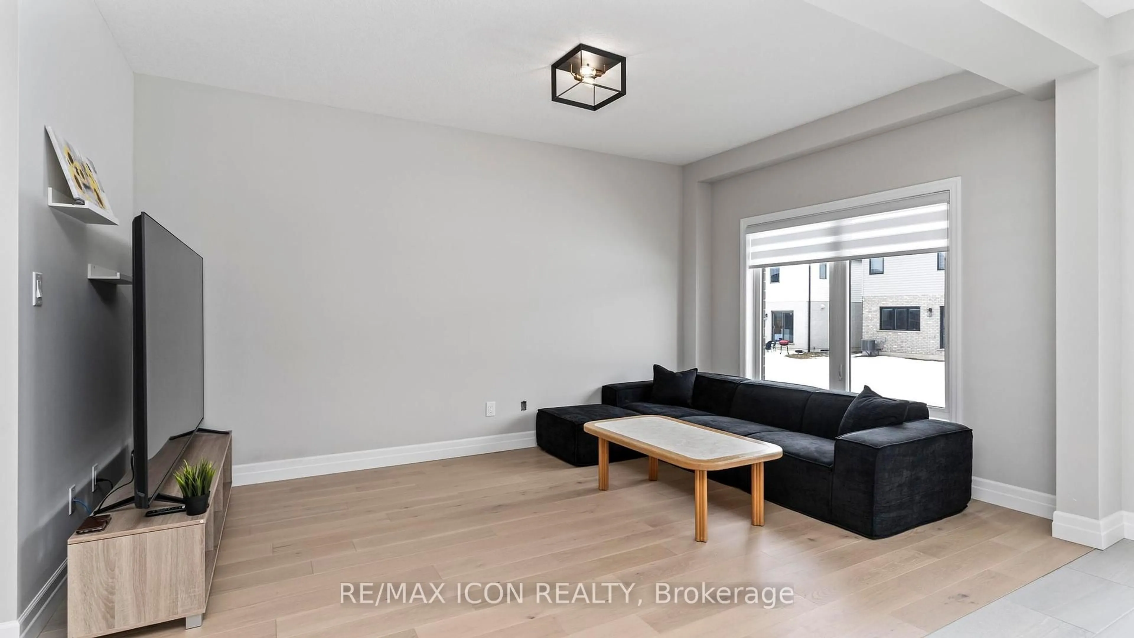 Living room with furniture, wood/laminate floor for 3895 Auckland Ave, London South Ontario N6L 0J3
