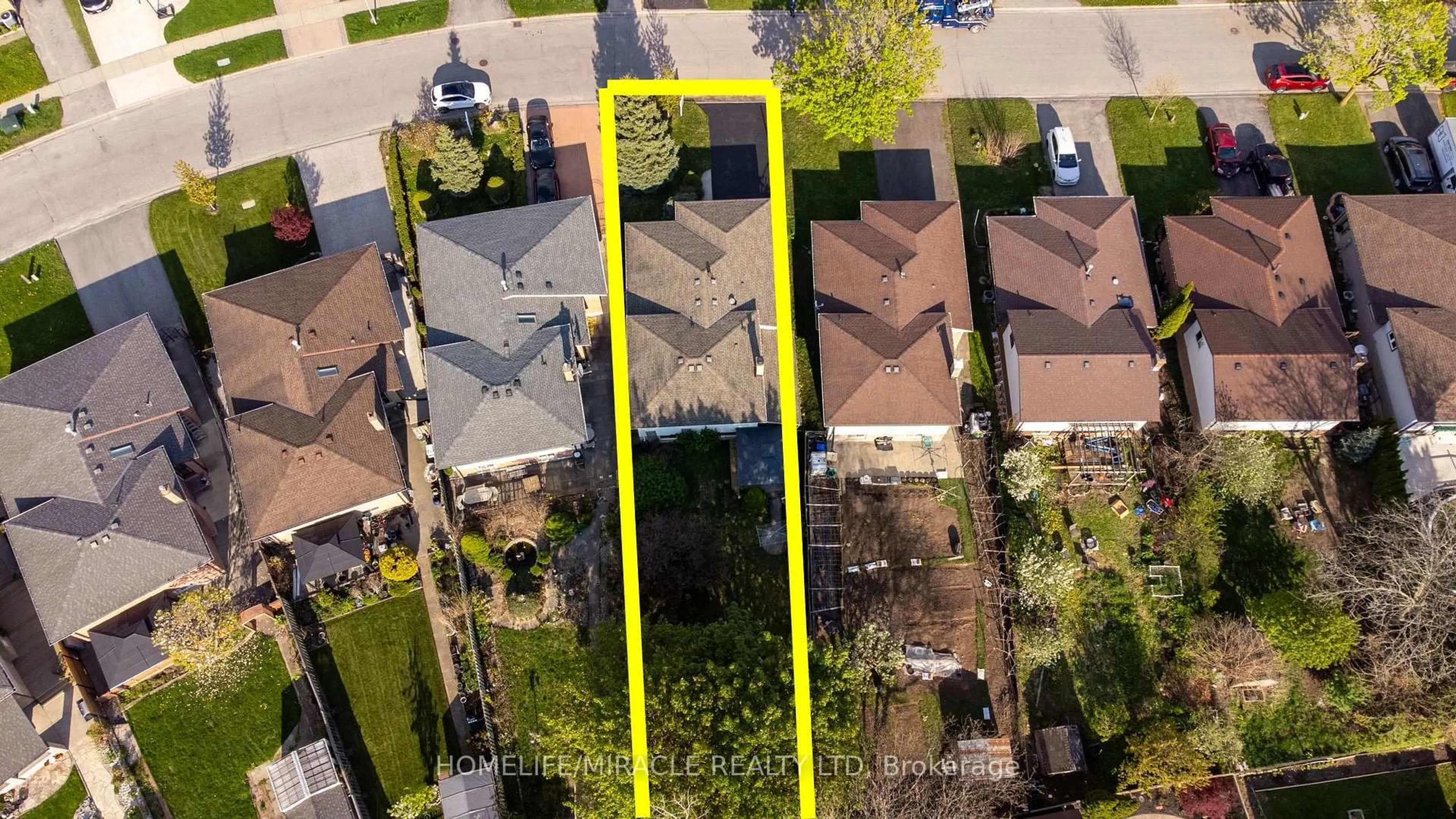 A pic from outside/outdoor area/front of a property/back of a property/a pic from drone, street for 1253 Delphi Rd, London East Ontario N5Y 5B3