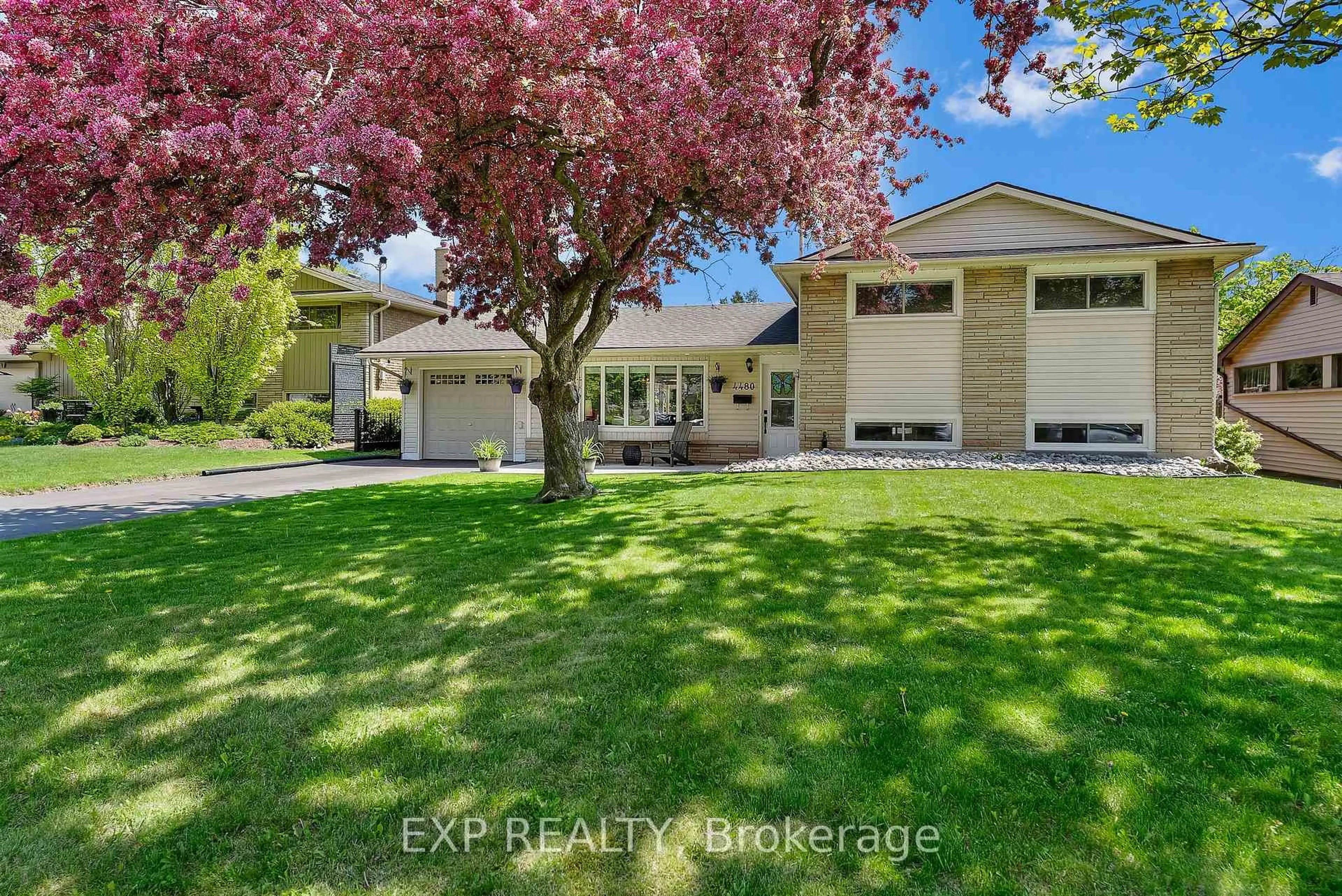 A pic from outside/outdoor area/front of a property/back of a property/a pic from drone, water/lake/river/ocean view for 4480 Queensway Gdns, Niagara Falls Ontario L2E 6P7