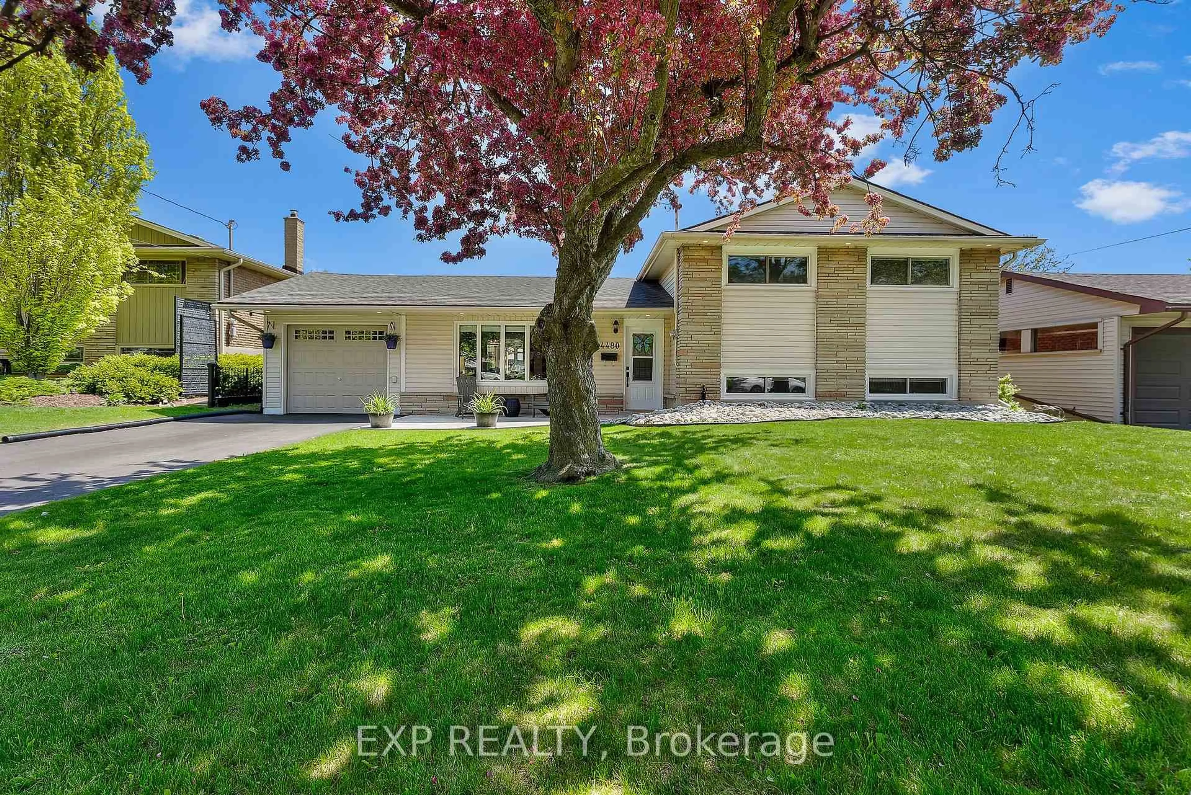 Home with vinyl exterior material, street for 4480 Queensway Gdns, Niagara Falls Ontario L2E 6P7