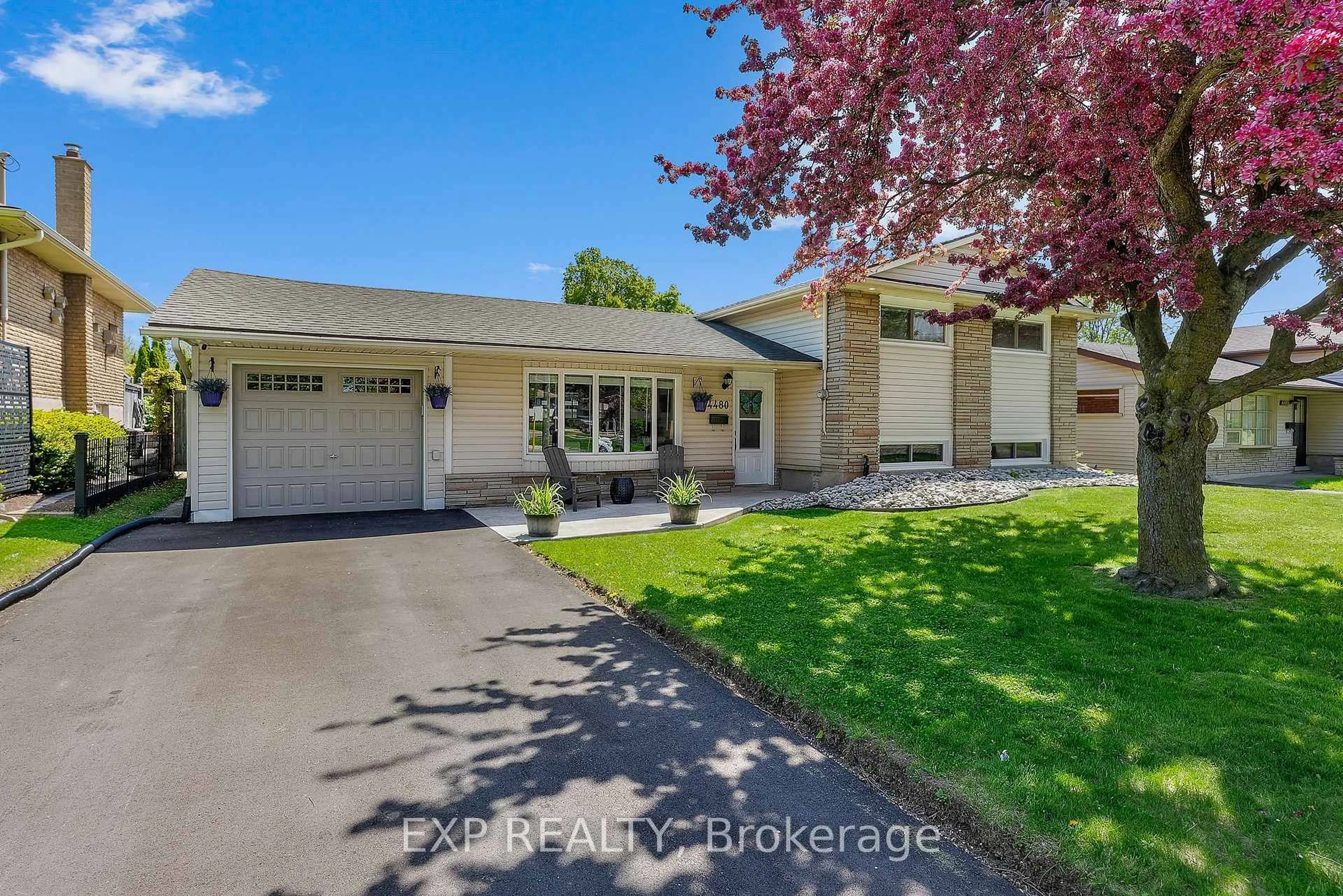 Home with vinyl exterior material, street for 4480 Queensway Gdns, Niagara Falls Ontario L2E 6P7
