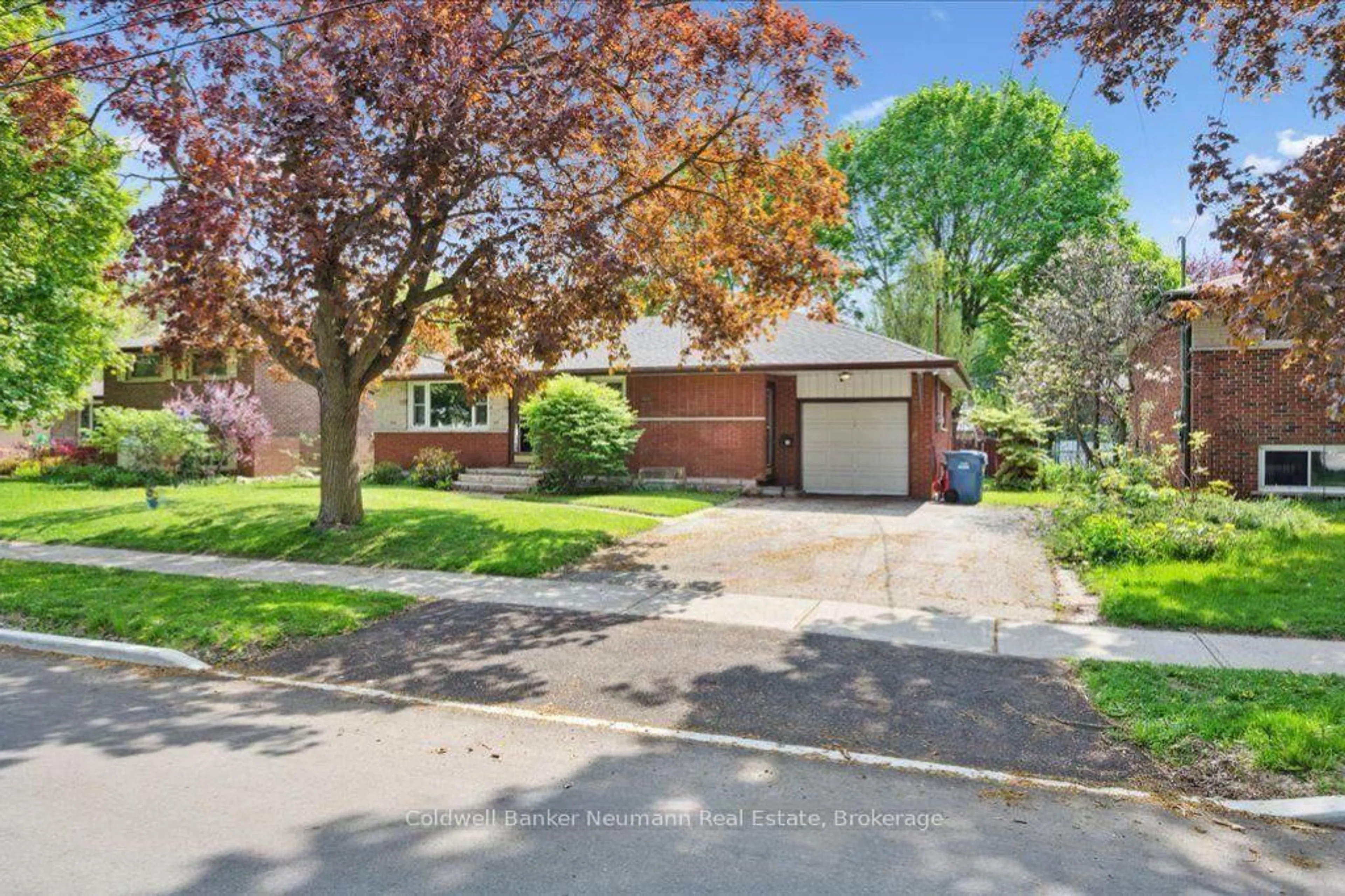 A pic from outside/outdoor area/front of a property/back of a property/a pic from drone, street for 100 Guelph St, Guelph Ontario N1H 5Z1