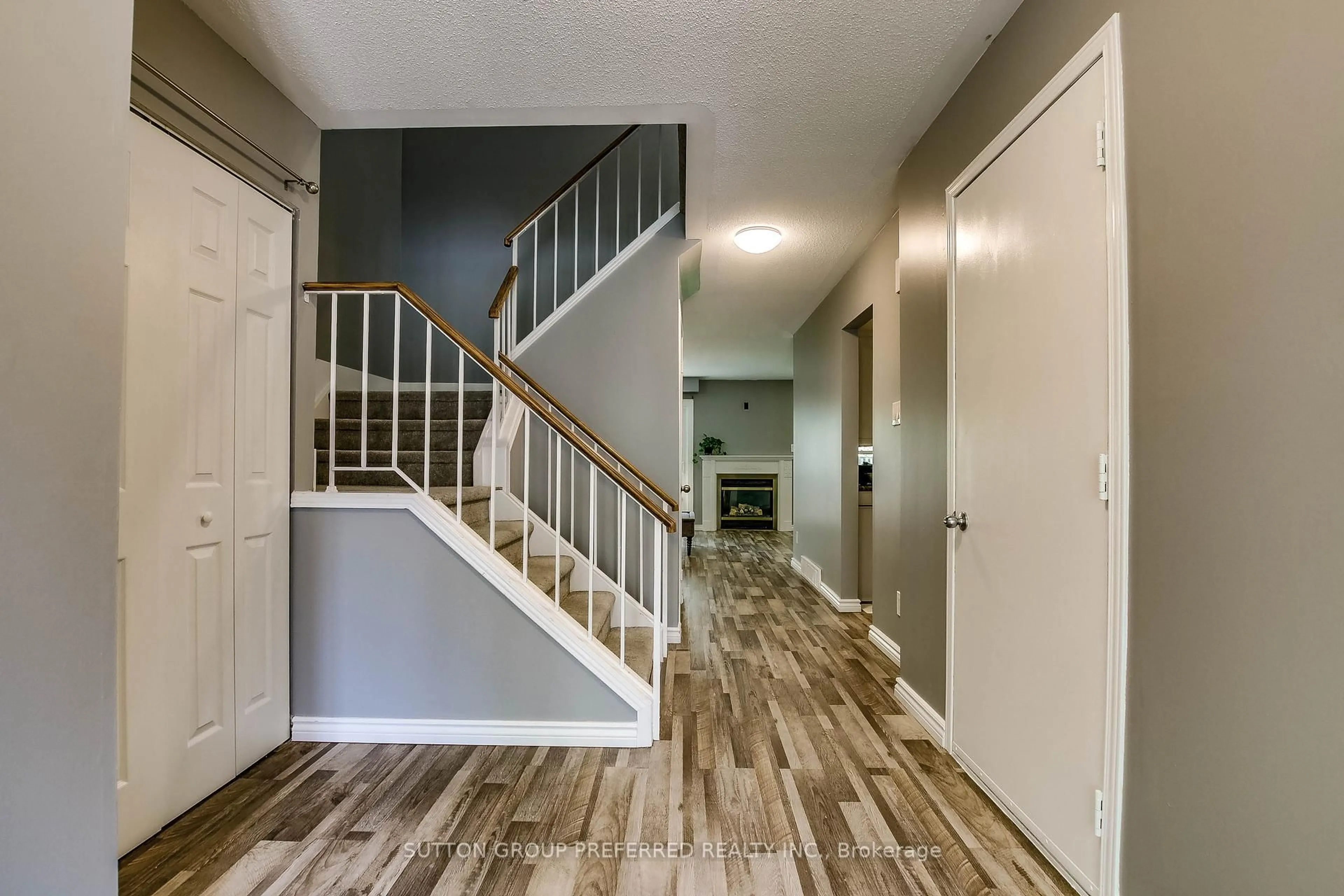 Indoor entryway for 122 Andover Dr, London South Ontario N6J 4C3