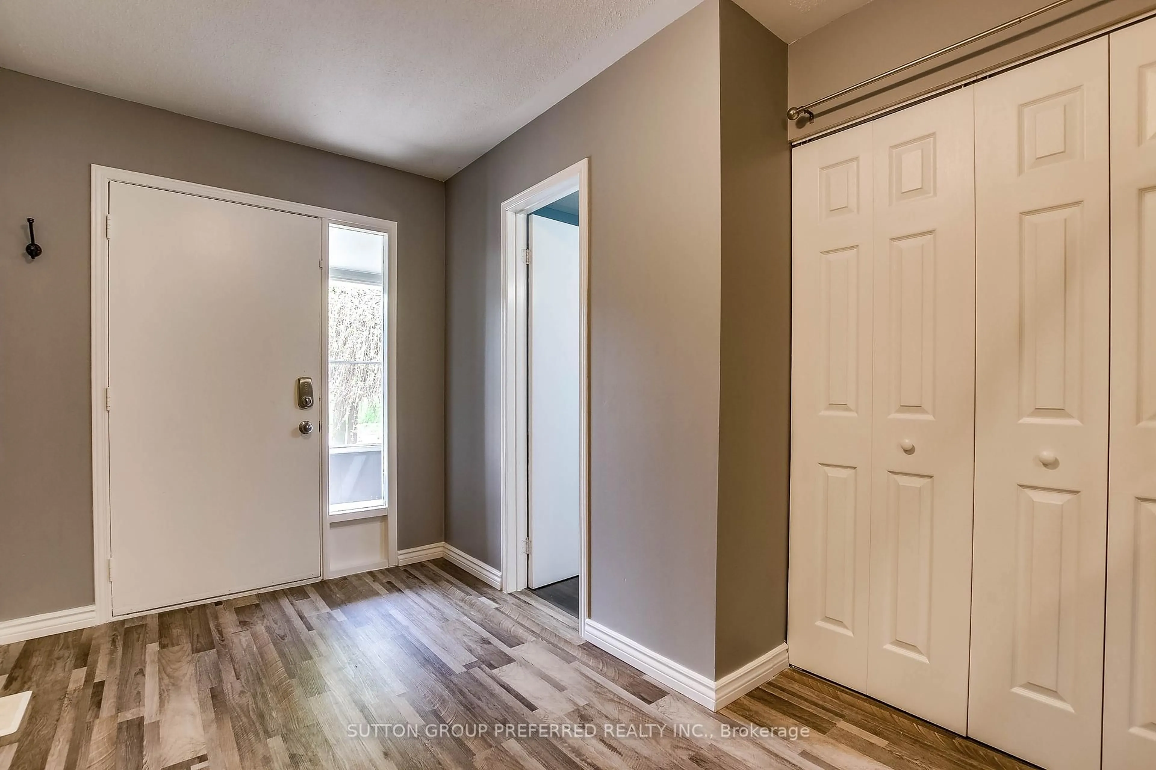 Indoor entryway for 122 Andover Dr, London South Ontario N6J 4C3