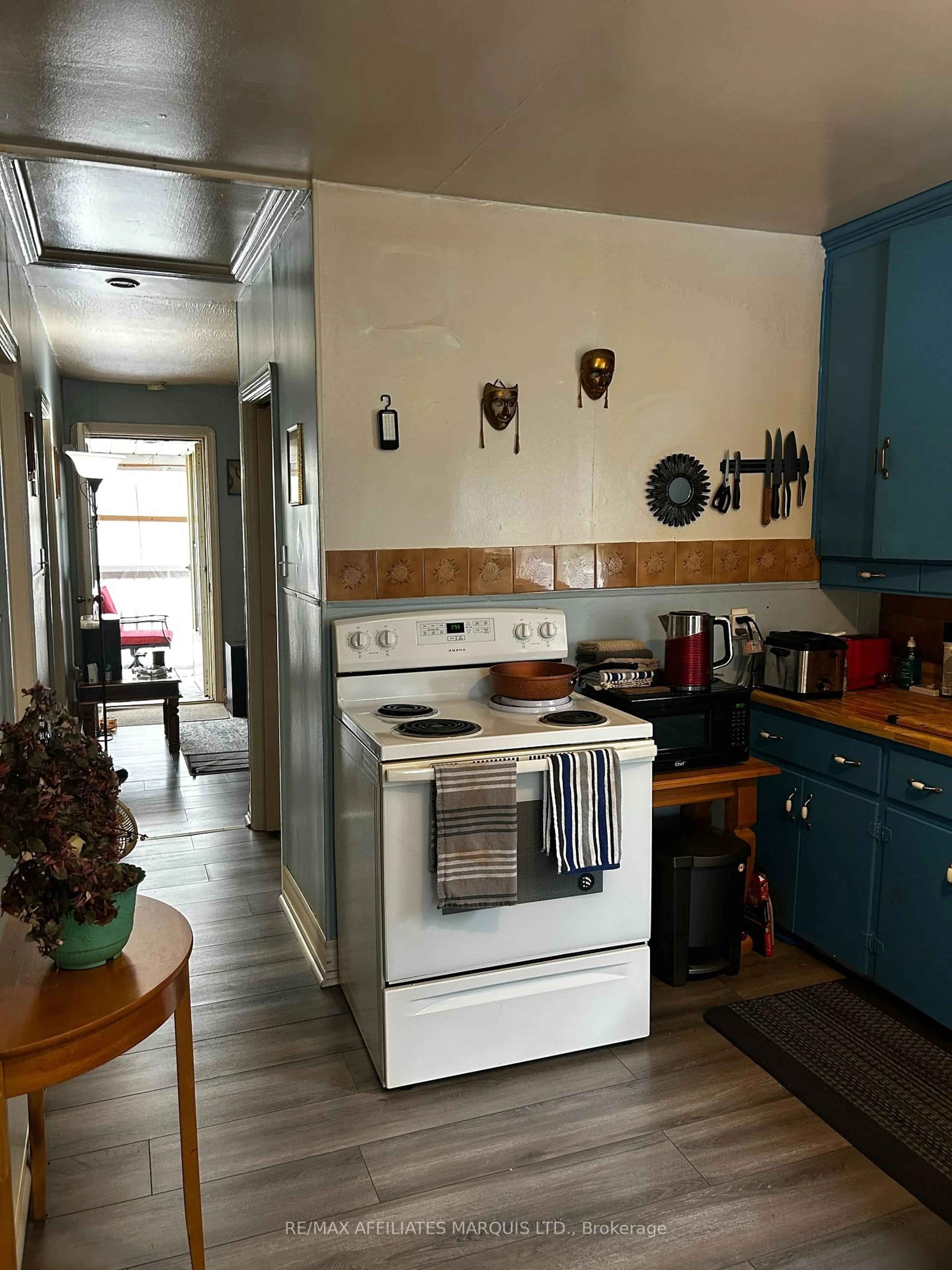 Standard kitchen, unknown for 330 Belmont St, Cornwall Ontario K6H 4Z6