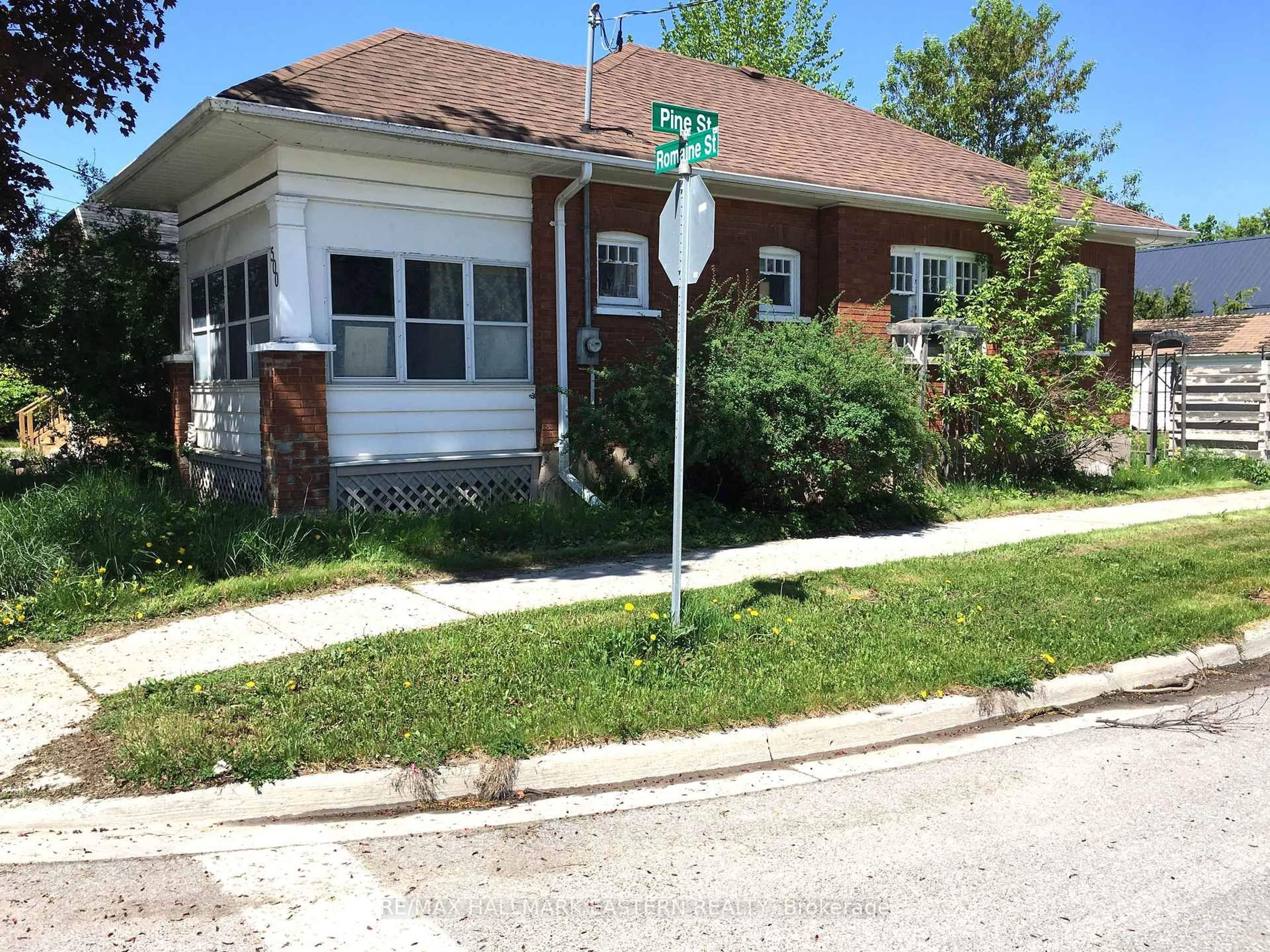 Home with brick exterior material, street for 500 Romaine St, Peterborough Central Ontario K9J 2C9