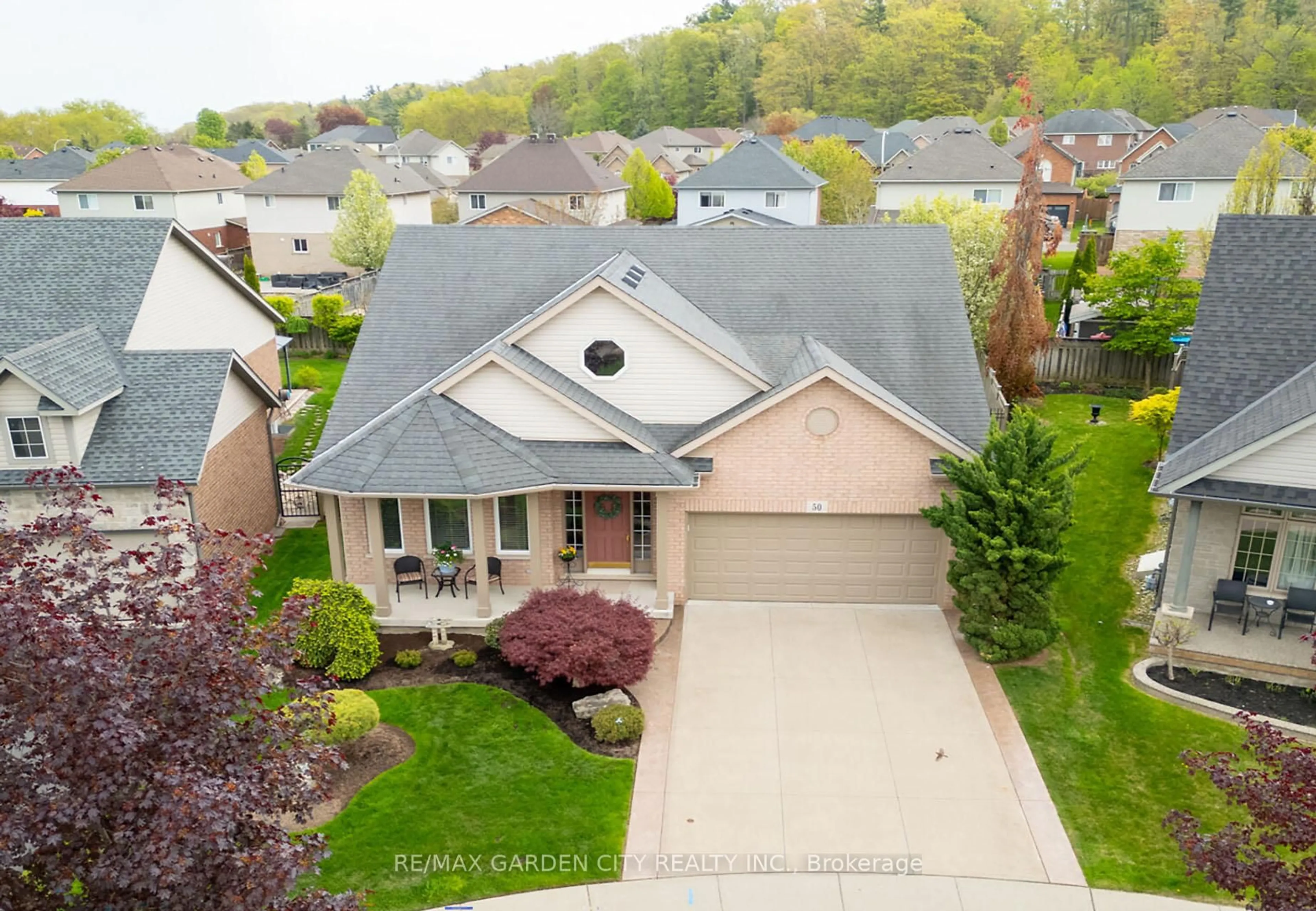A pic from outside/outdoor area/front of a property/back of a property/a pic from drone, street for 50 HEWITT Dr, Grimsby Ontario L3M 5K9