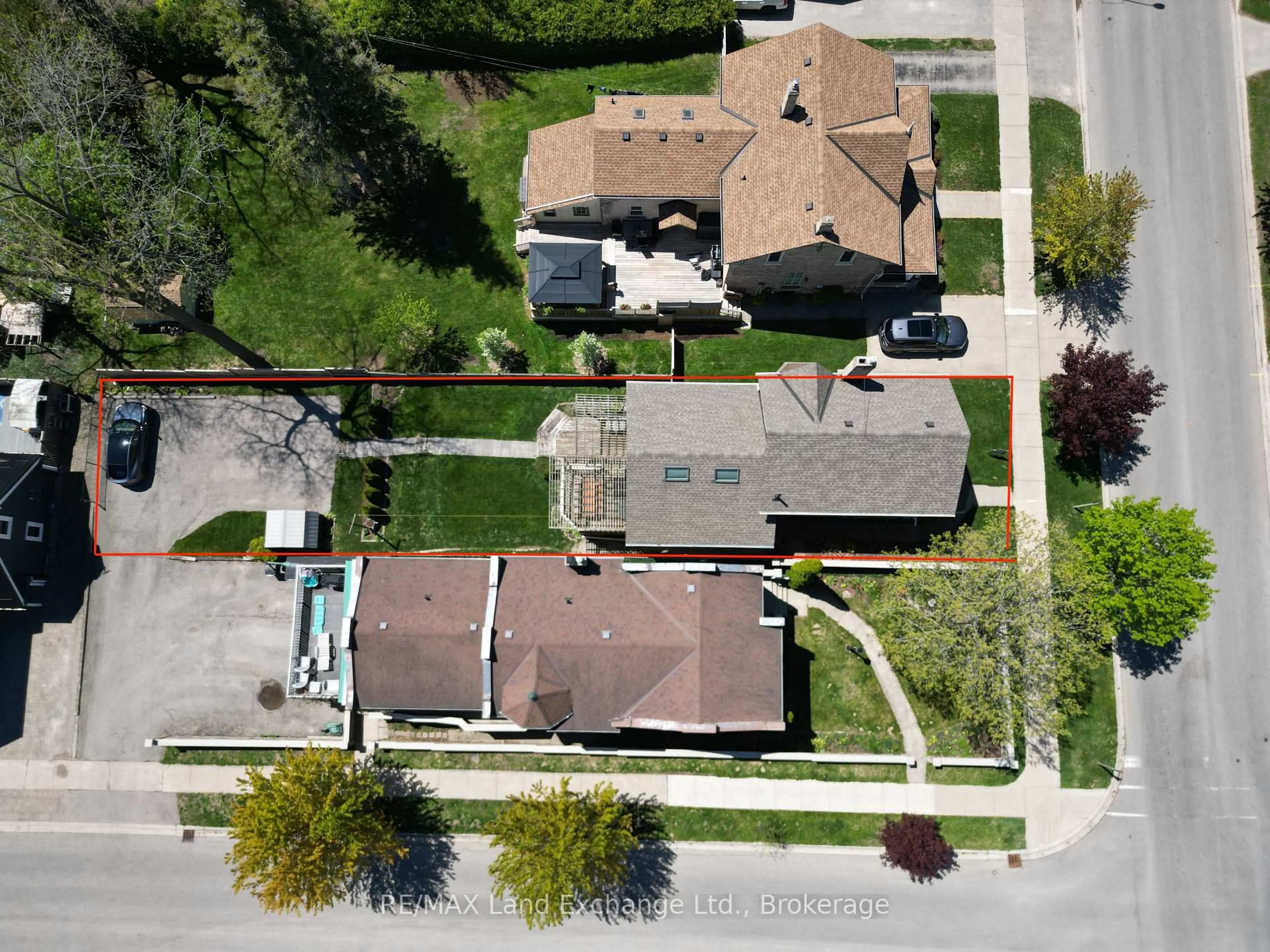 A pic from outside/outdoor area/front of a property/back of a property/a pic from drone, street for 813 Princes St, Kincardine Ontario N2Z 1Z2