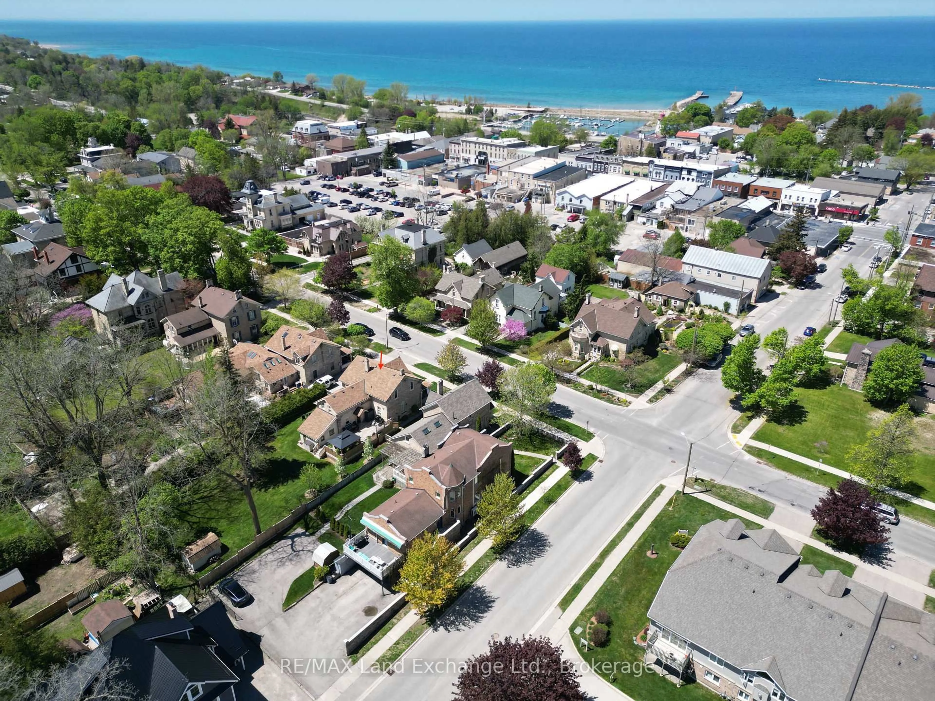 A pic from outside/outdoor area/front of a property/back of a property/a pic from drone, street for 813 Princes St, Kincardine Ontario N2Z 1Z2